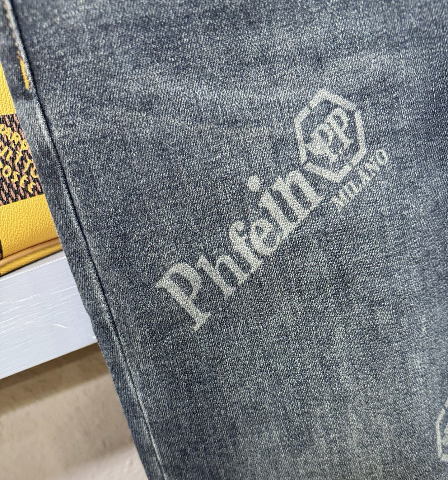 PP 专柜秋冬新品，原版牛仔裤 原版重工打造，品牌经典LOGO设计，三标齐全！原版五金辅料。专柜定制牛仔