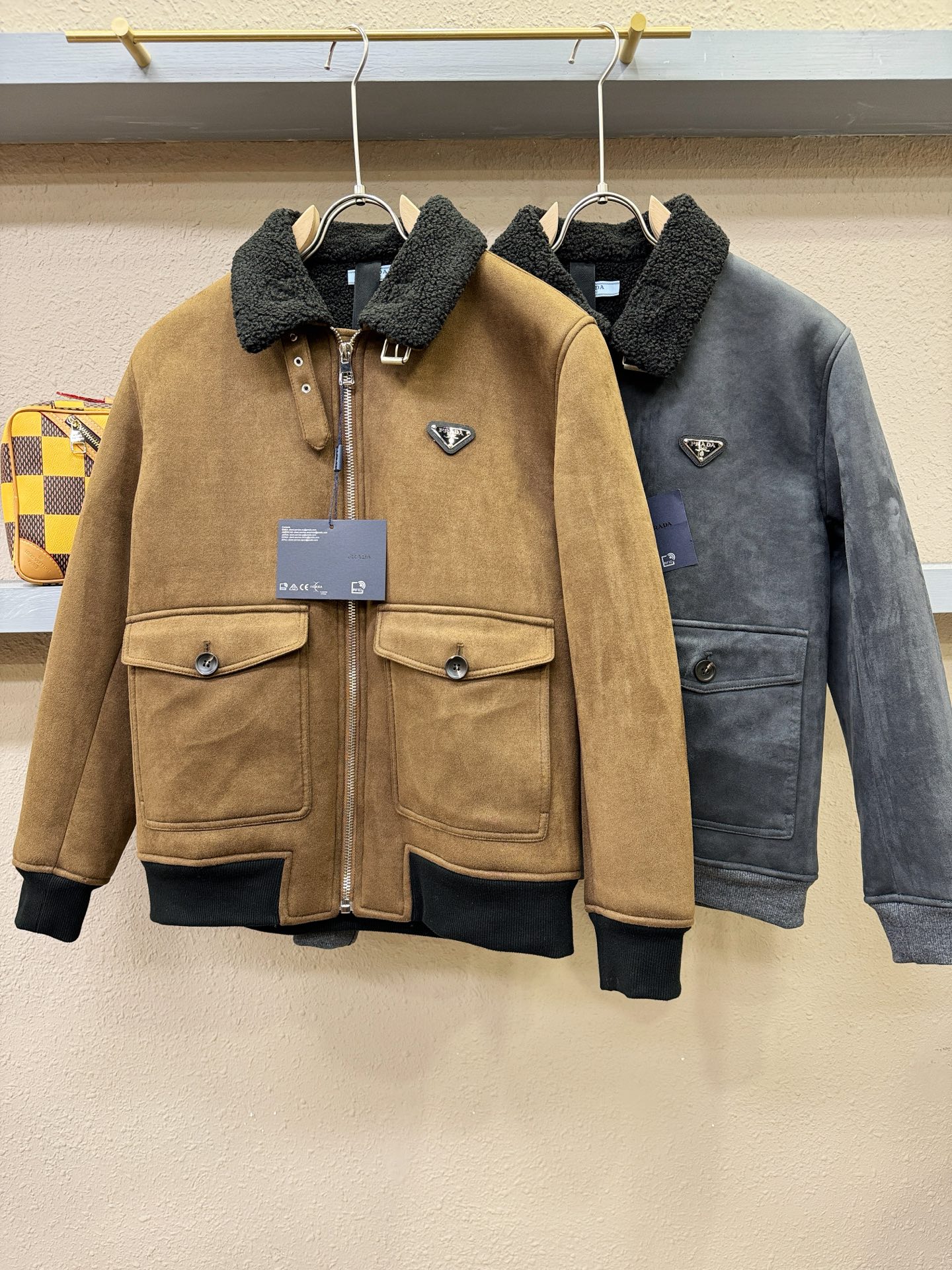 PRADA 普拉达 新品皮毛一体，原生态人造皮面料；100%进口皮毛一体！采用进口人造皮！皮料品质相当高