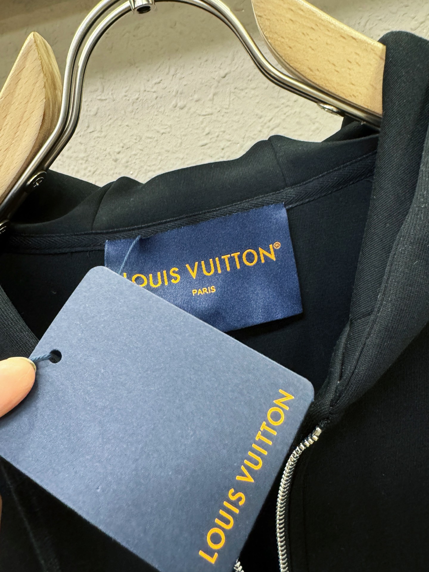 LV路易威登 2025秋冬新款外套开衫，原单狠货 开衫。欧洲专柜同步，上身更随意大方，专柜原版五金奢华高