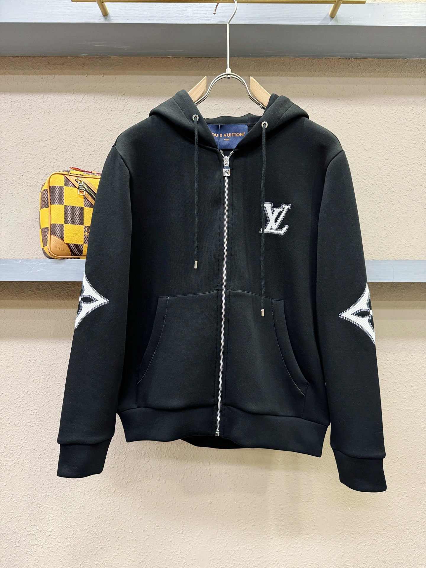 LV路易威登 2025秋冬新款外套开衫，原单狠货 开衫。欧洲专柜同步，上身更随意大方，专柜原版五金奢华高