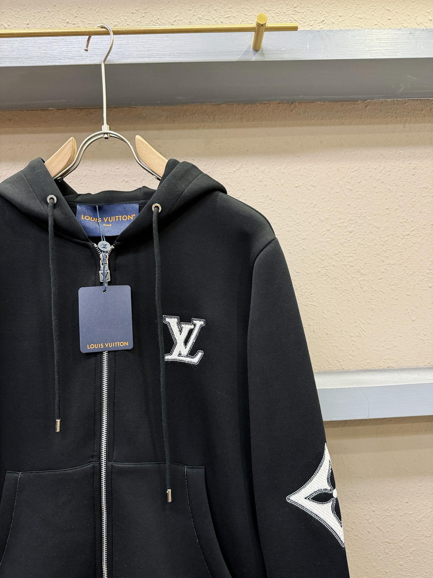 LV路易威登 2025秋冬新款外套开衫，原单狠货 开衫。欧洲专柜同步，上身更随意大方，专柜原版五金奢华高