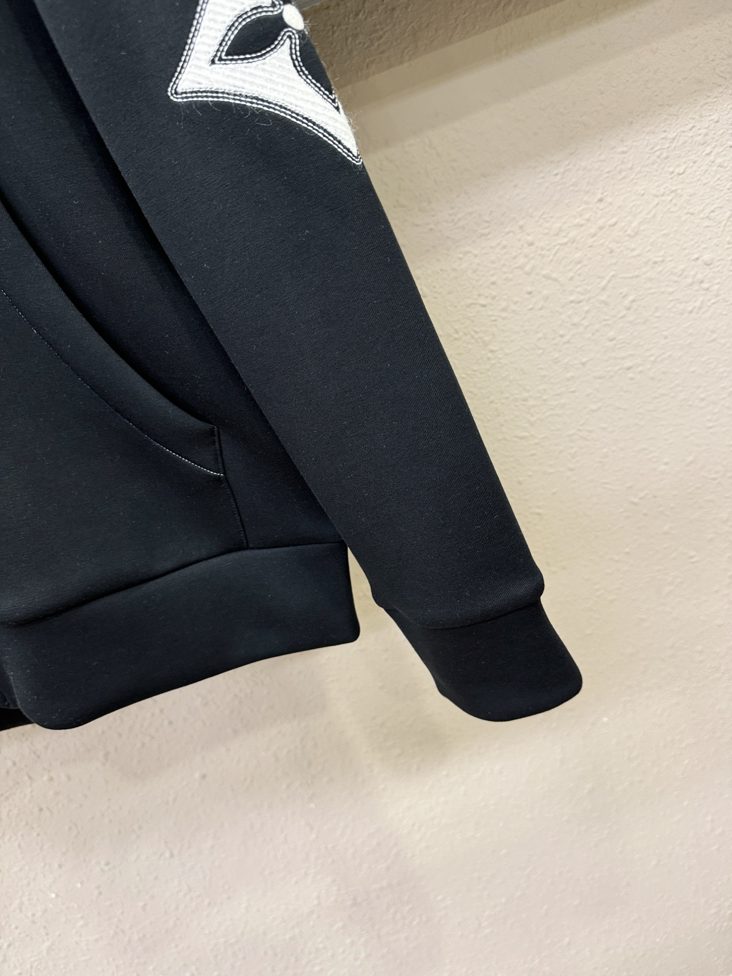 LV路易威登 2025秋冬新款外套开衫，原单狠货 开衫。欧洲专柜同步，上身更随意大方，专柜原版五金奢华高