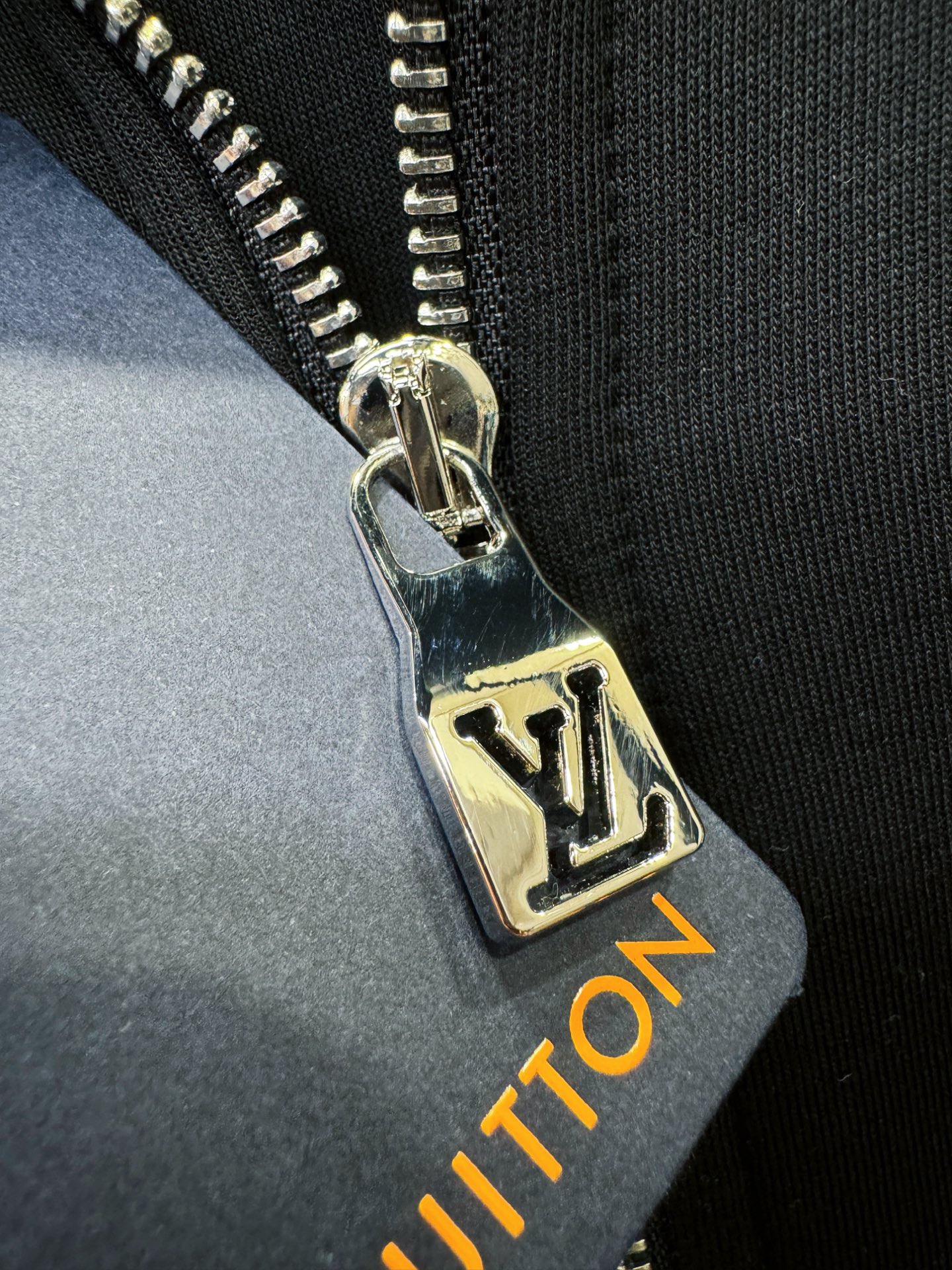 LV路易威登 2025秋冬新款外套开衫，原单狠货 开衫。欧洲专柜同步，上身更随意大方，专柜原版五金奢华高