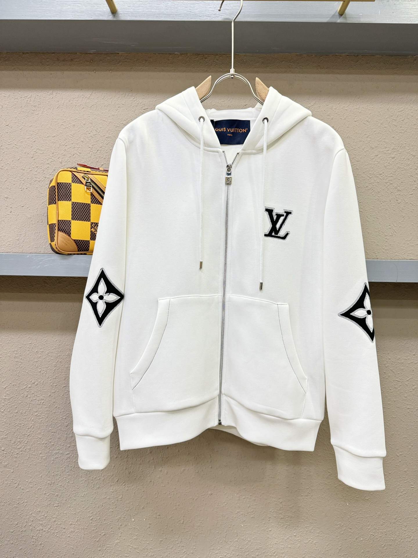 LV路易威登 2025秋冬新款外套开衫，原单狠货 开衫。欧洲专柜同步，上身更随意大方，专柜原版五金奢华高