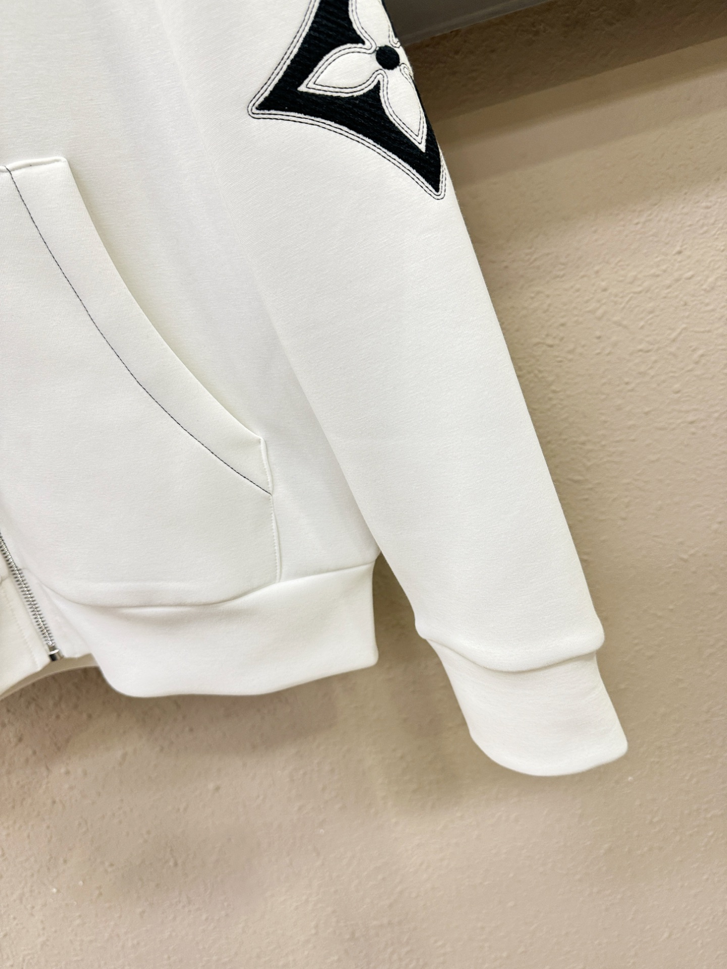 LV路易威登 2025秋冬新款外套开衫，原单狠货 开衫。欧洲专柜同步，上身更随意大方，专柜原版五金奢华高