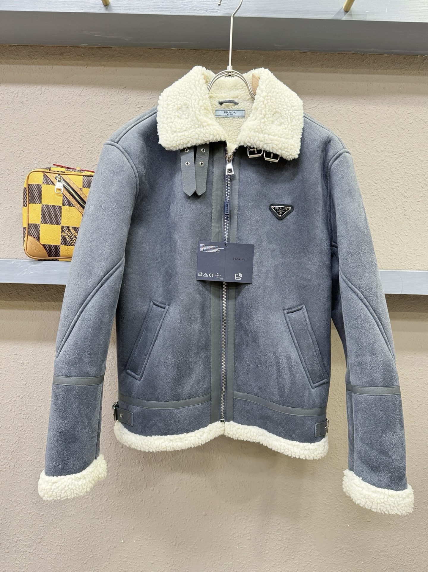 PRADA 普拉达 新品皮毛一体，原生态人造皮面料；100%进口皮毛一体！采用进口人造皮皮料！皮料品质相