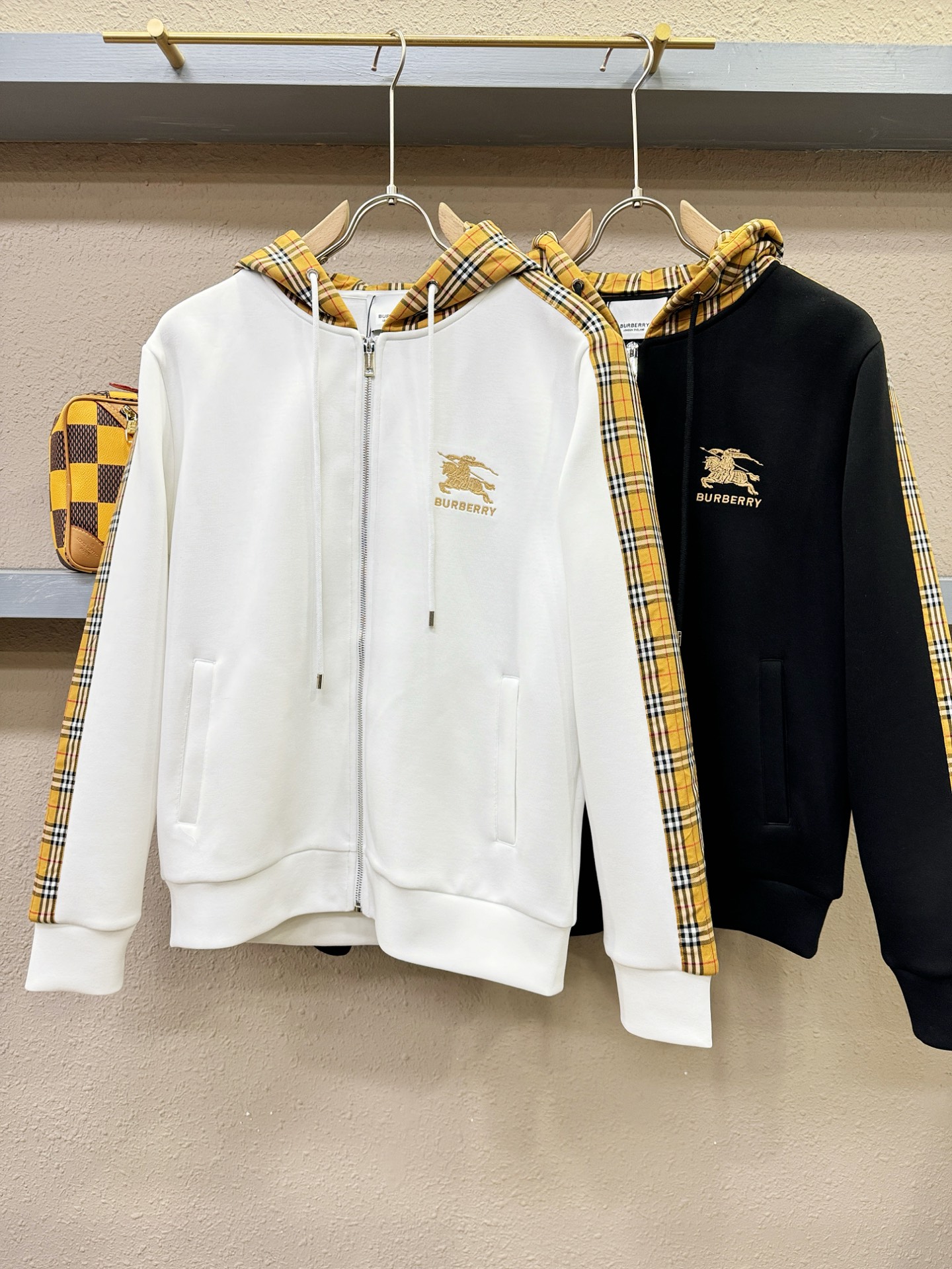 BURBERRY巴宝莉 2025秋冬新款外套开衫，原单狠货 开衫。欧洲专柜同步，上身更随意大方，专柜原版