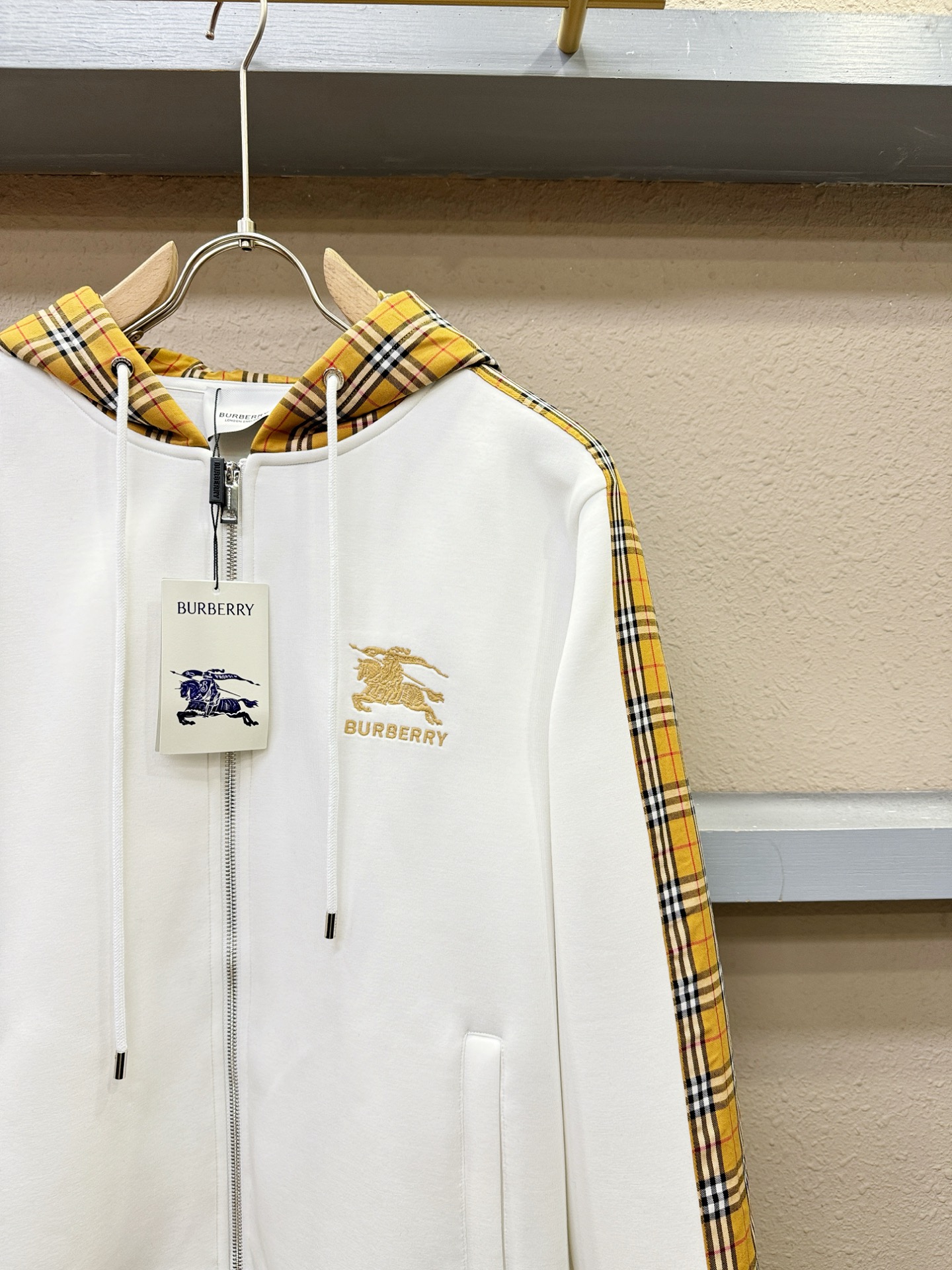 BURBERRY巴宝莉 2025秋冬新款外套开衫，原单狠货 开衫。欧洲专柜同步，上身更随意大方，专柜原版