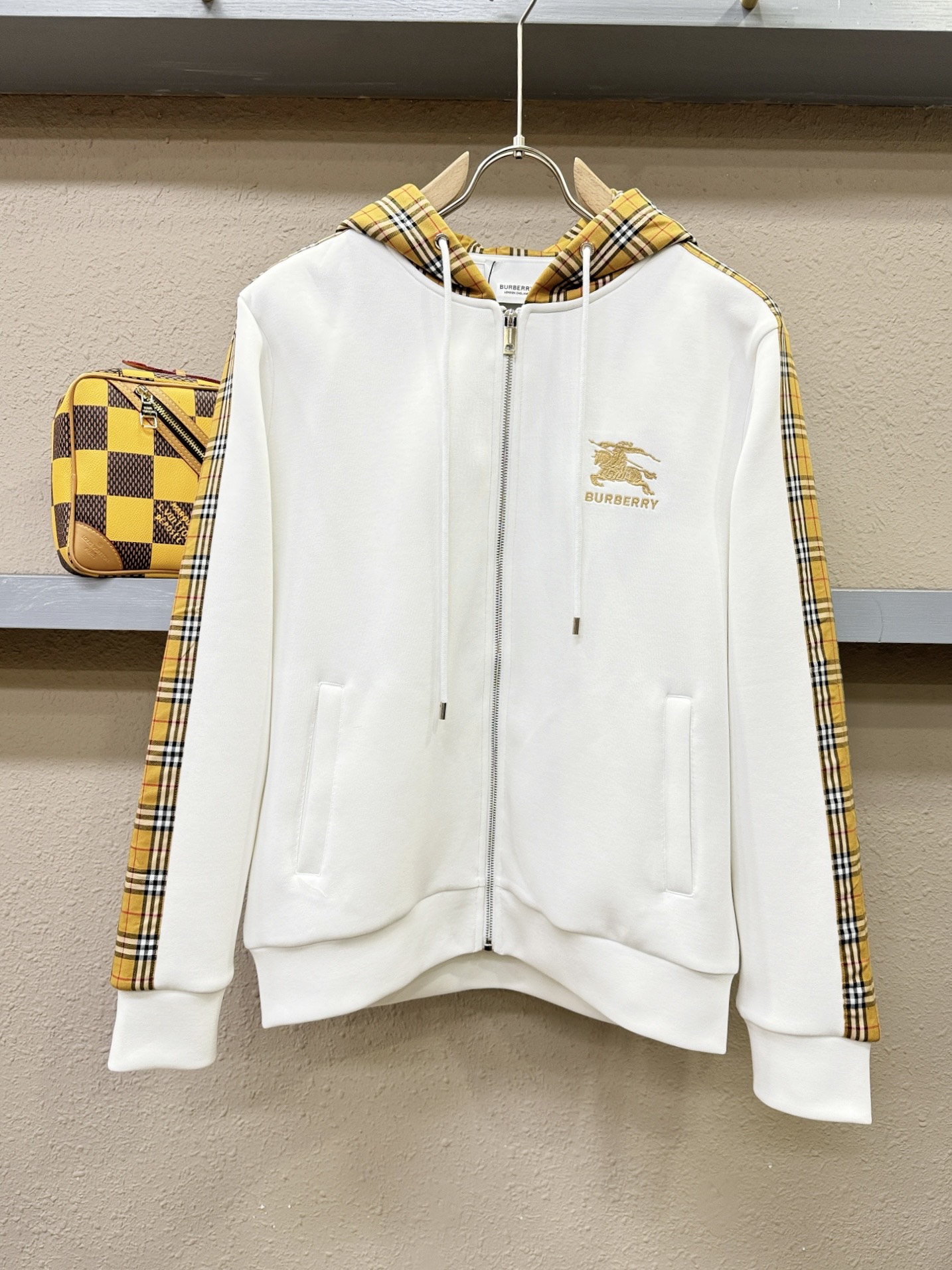 BURBERRY巴宝莉 2025秋冬新款外套开衫，原单狠货 开衫。欧洲专柜同步，上身更随意大方，专柜原版