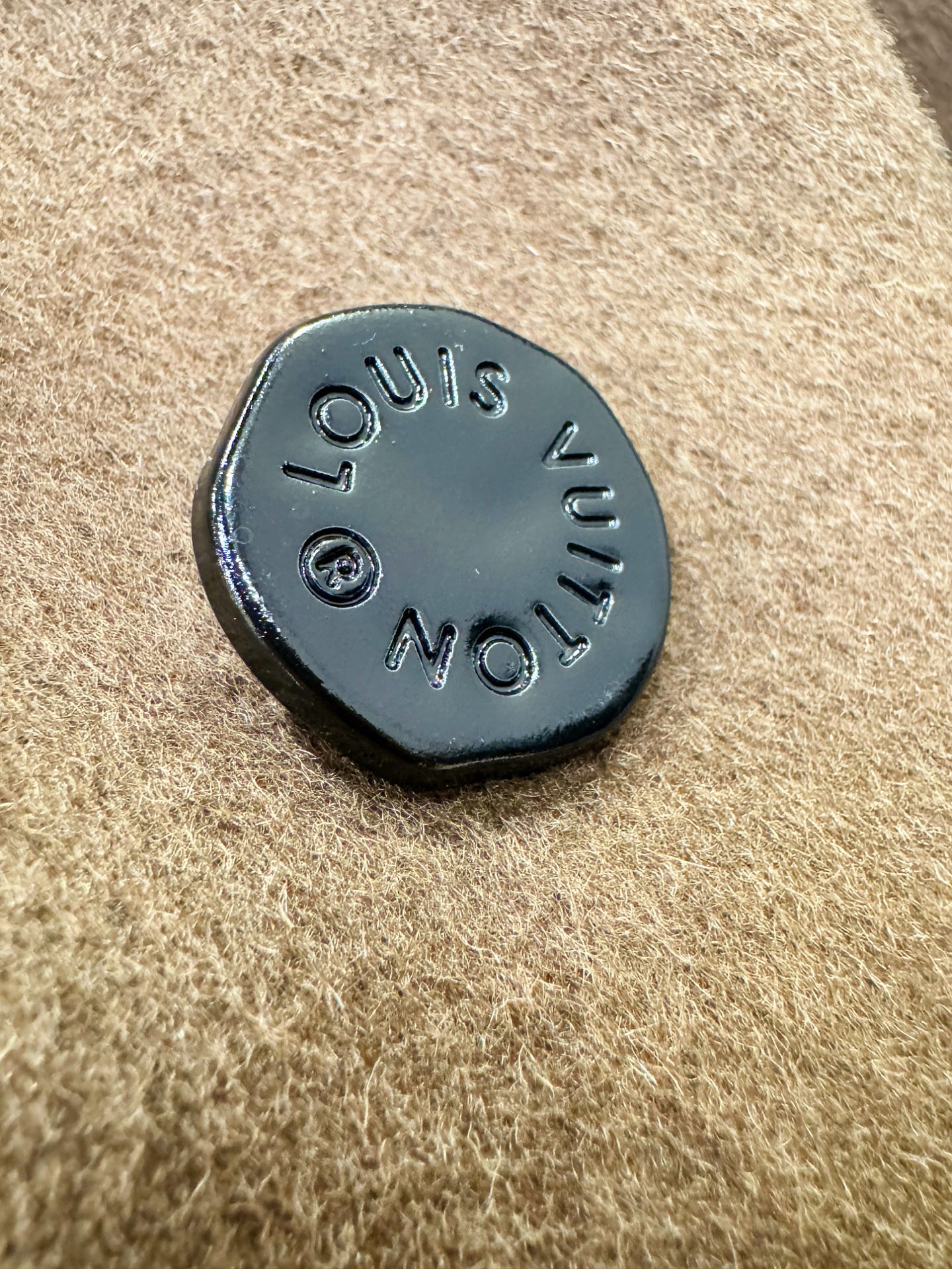 LV路易威登 25ss秋冬新款羊绒大衣外套，超A原单外套！甄选顶级羊绒打造。搭配经典Logo设计，高端典