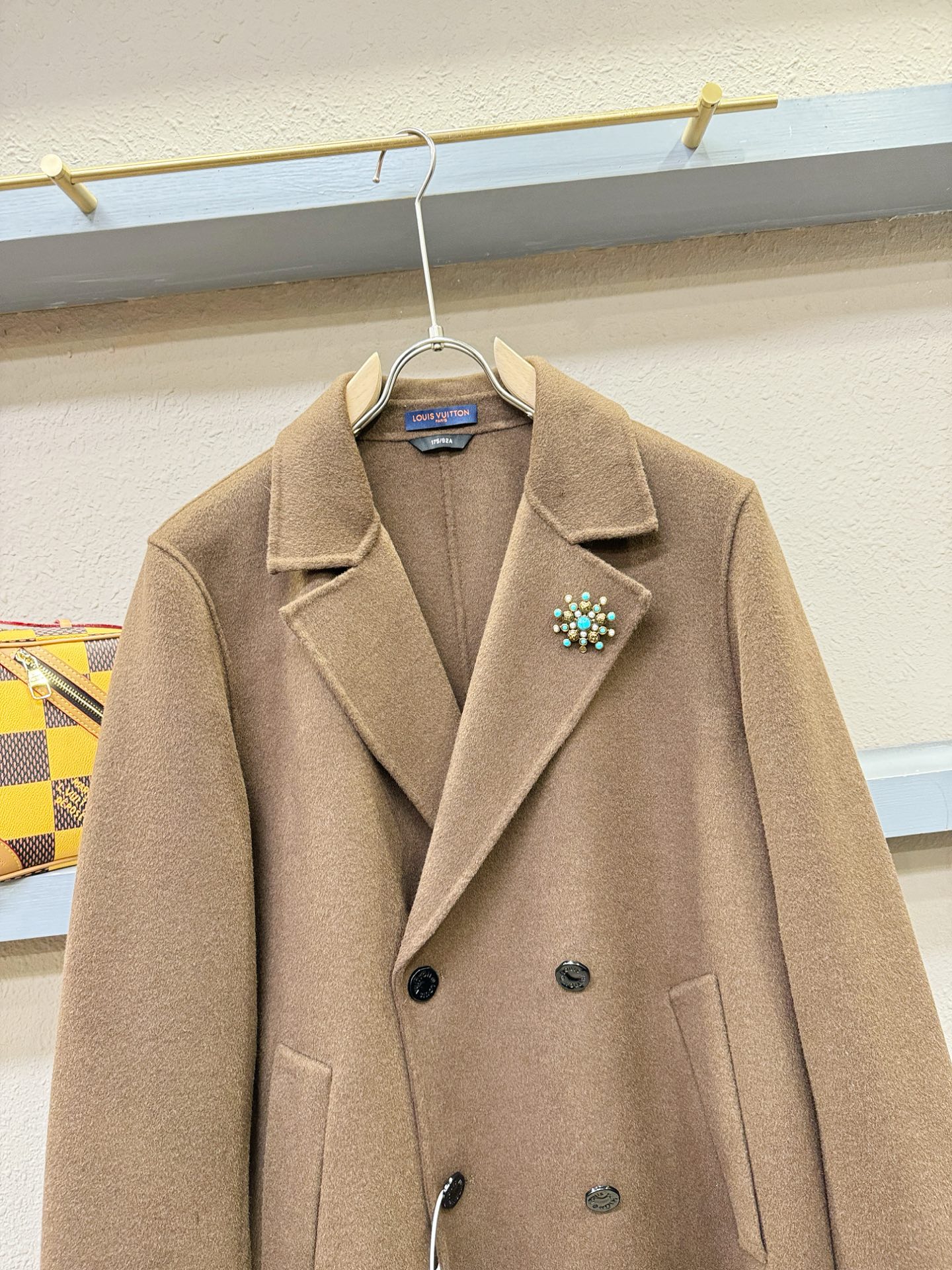 LV路易威登 25ss秋冬新款羊绒大衣外套，超A原单外套！甄选顶级羊绒打造。搭配经典Logo设计，高端典