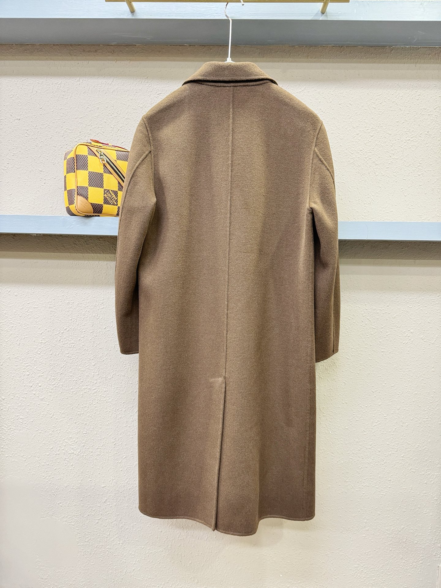 LV路易威登 25ss秋冬新款羊绒大衣外套，超A原单外套！甄选顶级羊绒打造。搭配经典Logo设计，高端典