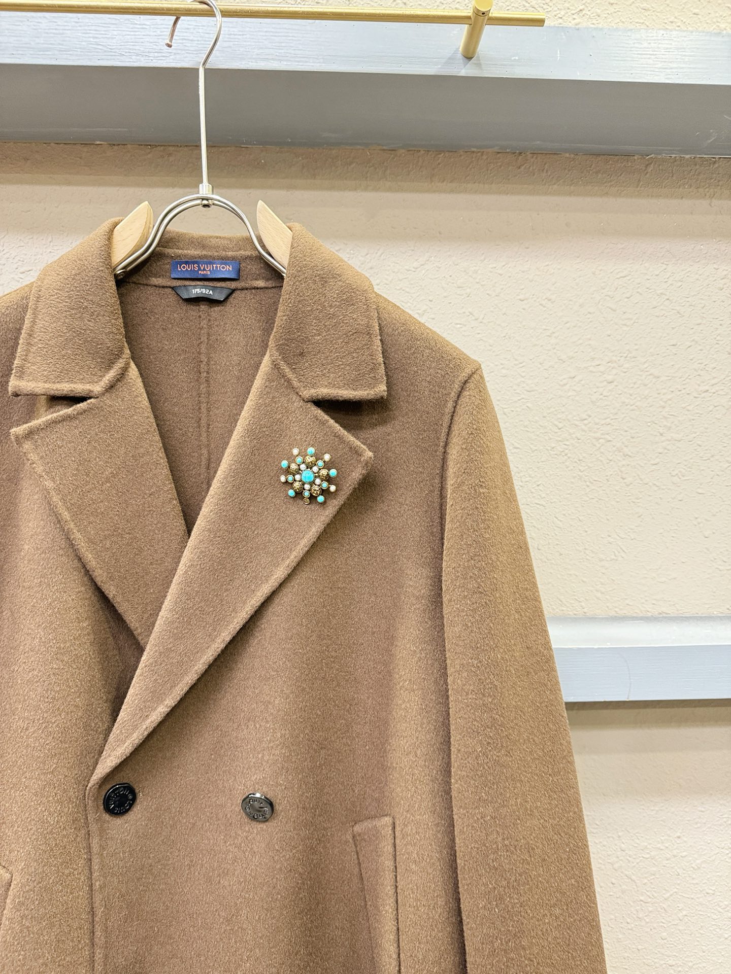 LV路易威登 25ss秋冬新款羊绒大衣外套，超A原单外套！甄选顶级羊绒打造。搭配经典Logo设计，高端典