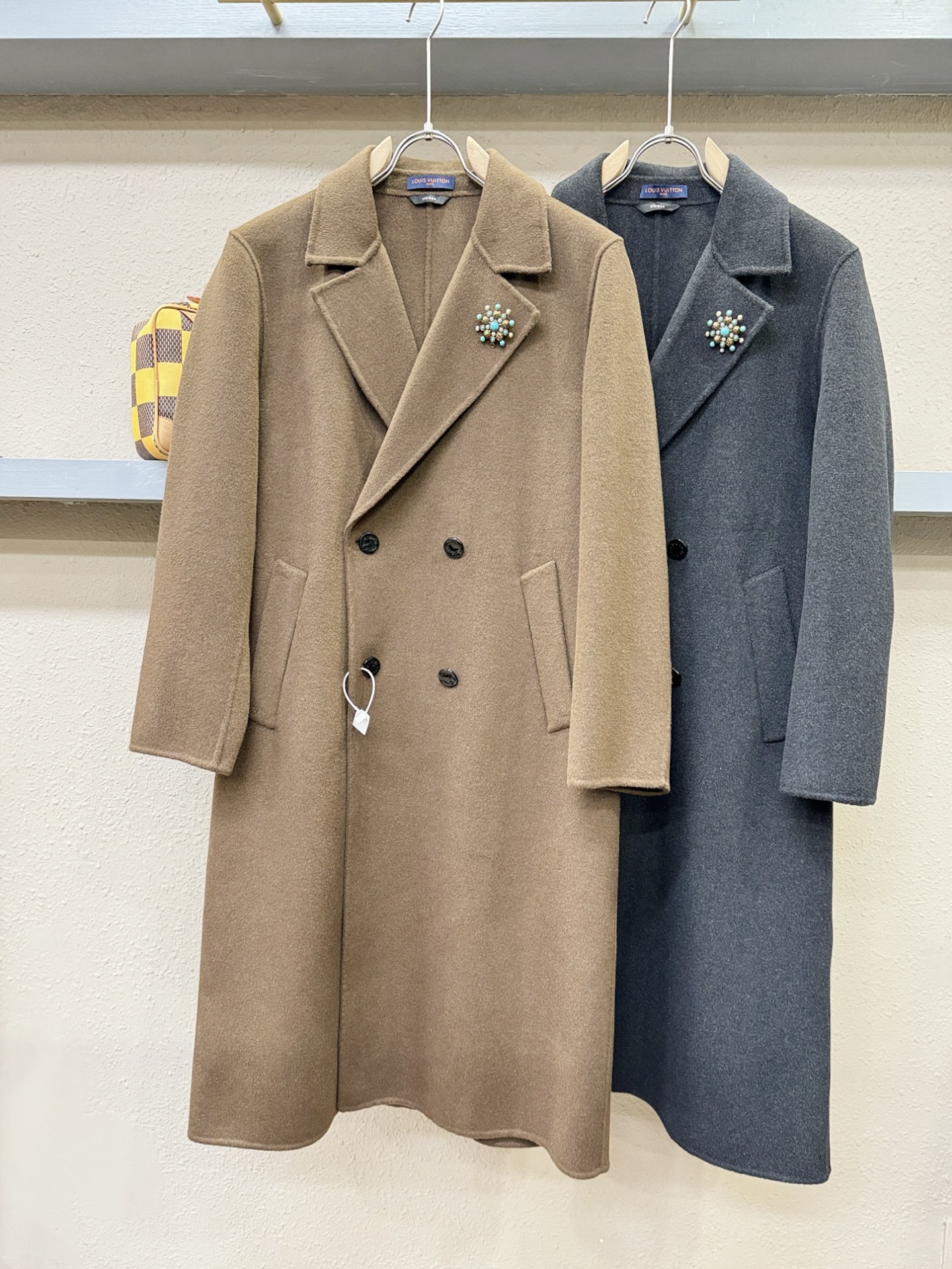 LV路易威登 25ss秋冬新款羊绒大衣外套，超A原单外套！甄选顶级羊绒打造。搭配经典Logo设计，高端典