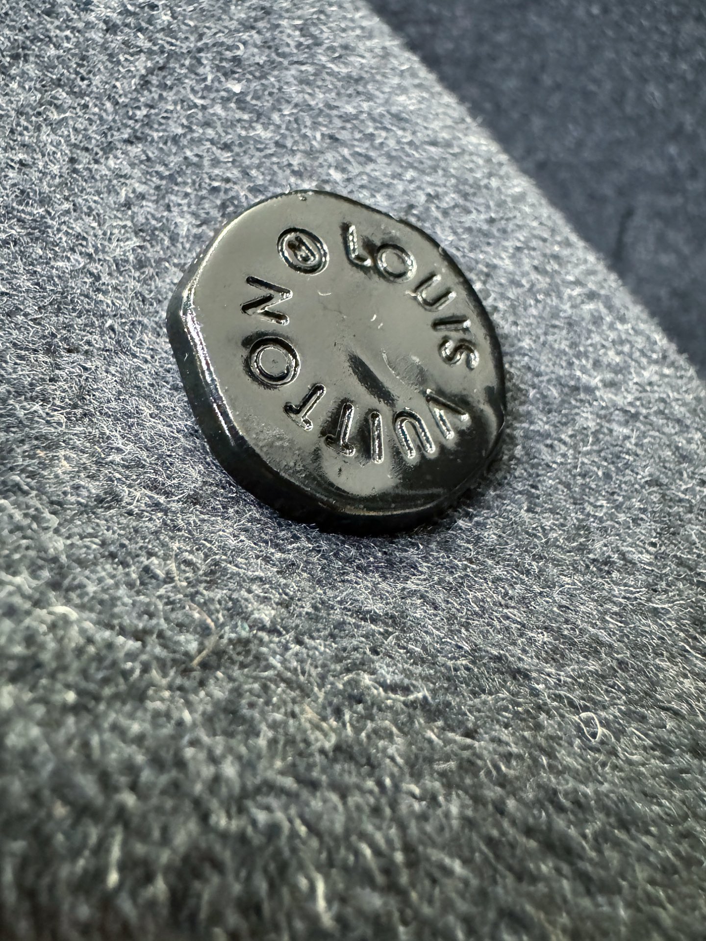 LV路易威登 25ss秋冬新款羊绒大衣外套，超A原单外套！甄选顶级羊绒打造。搭配经典Logo设计，高端典