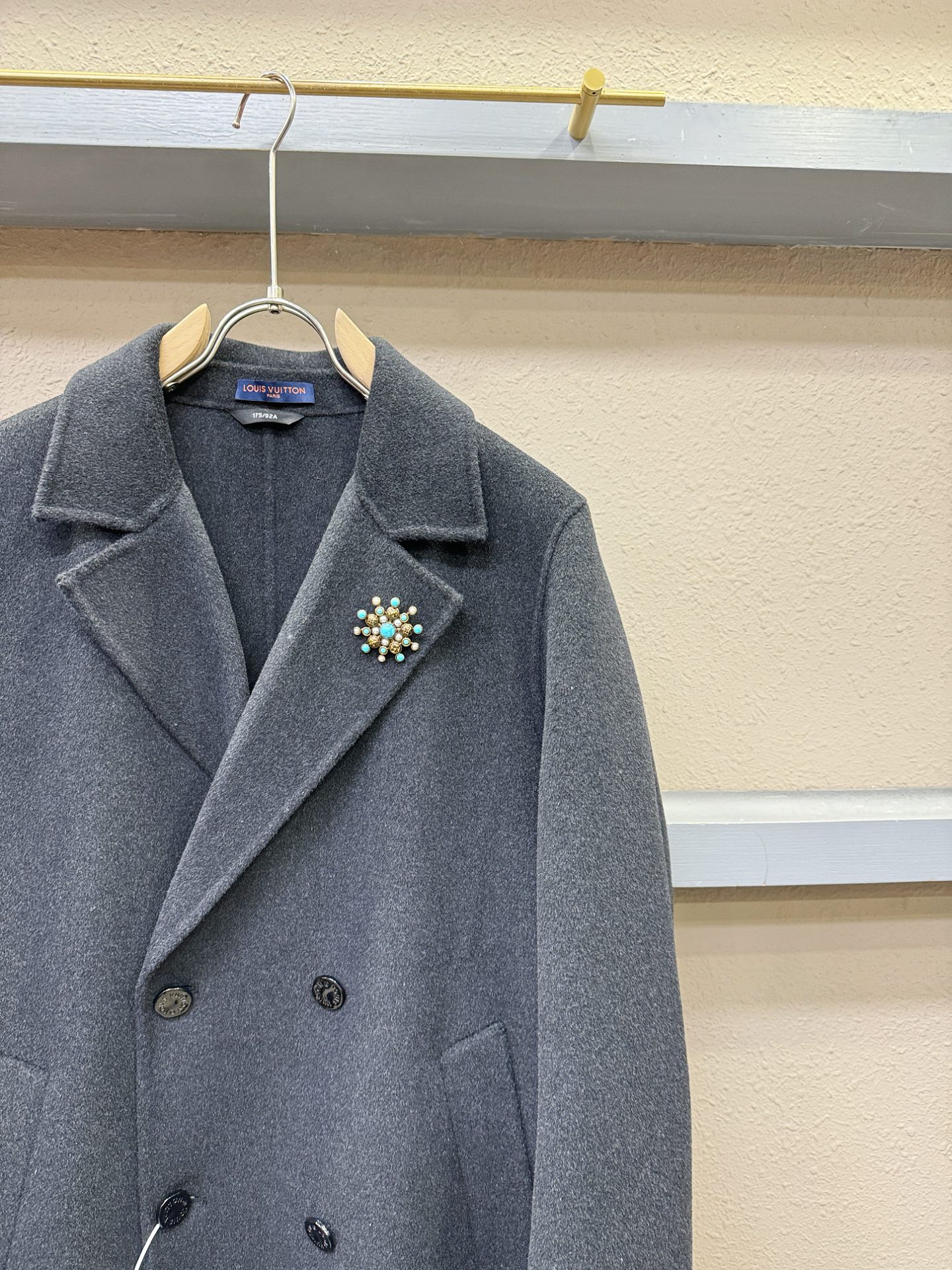 LV路易威登 25ss秋冬新款羊绒大衣外套，超A原单外套！甄选顶级羊绒打造。搭配经典Logo设计，高端典