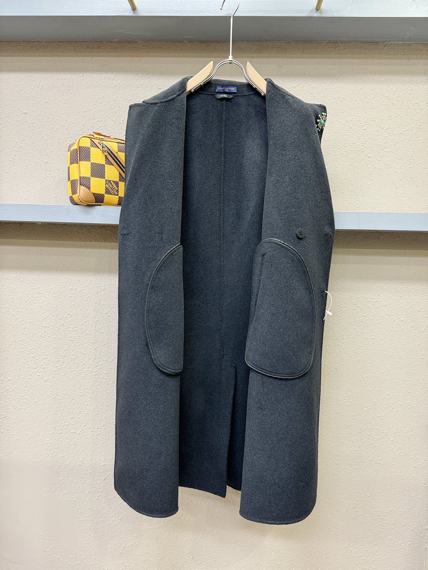LV路易威登 25ss秋冬新款羊绒大衣外套，超A原单外套！甄选顶级羊绒打造。搭配经典Logo设计，高端典