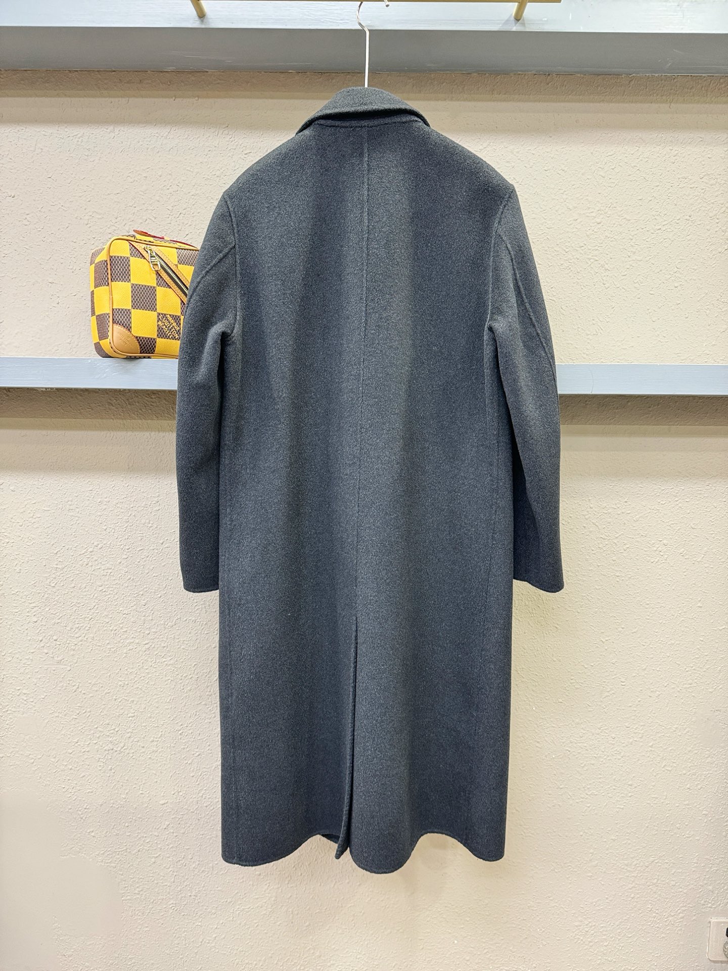 LV路易威登 25ss秋冬新款羊绒大衣外套，超A原单外套！甄选顶级羊绒打造。搭配经典Logo设计，高端典