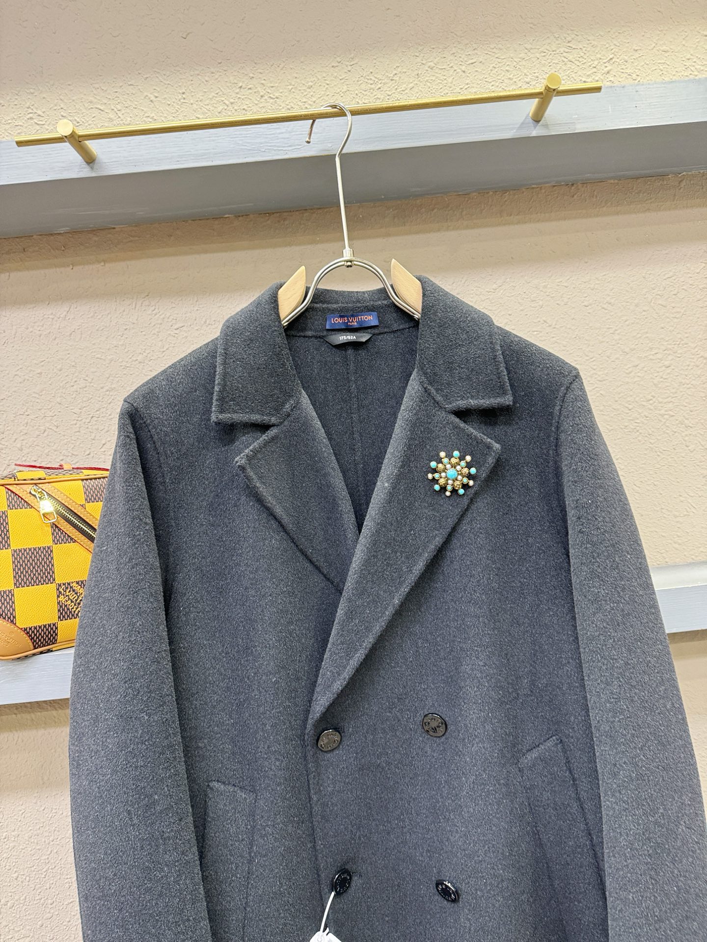 LV路易威登 25ss秋冬新款羊绒大衣外套，超A原单外套！甄选顶级羊绒打造。搭配经典Logo设计，高端典