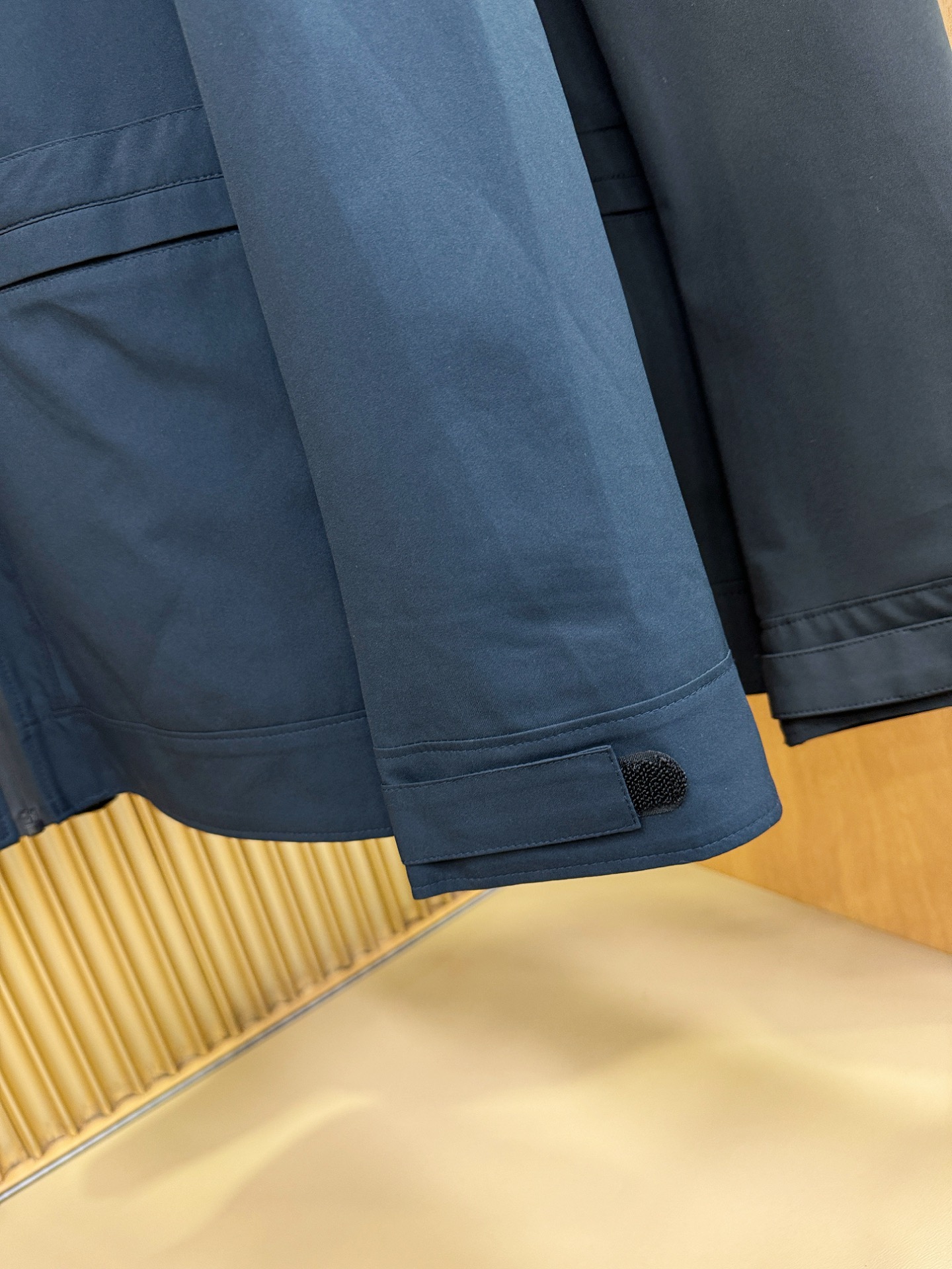 PRADA 普拉达 2025秋冬新款夹克外套，原单狠货 意大利进口面料时尚夹克外套。欧洲专柜同步，上身更