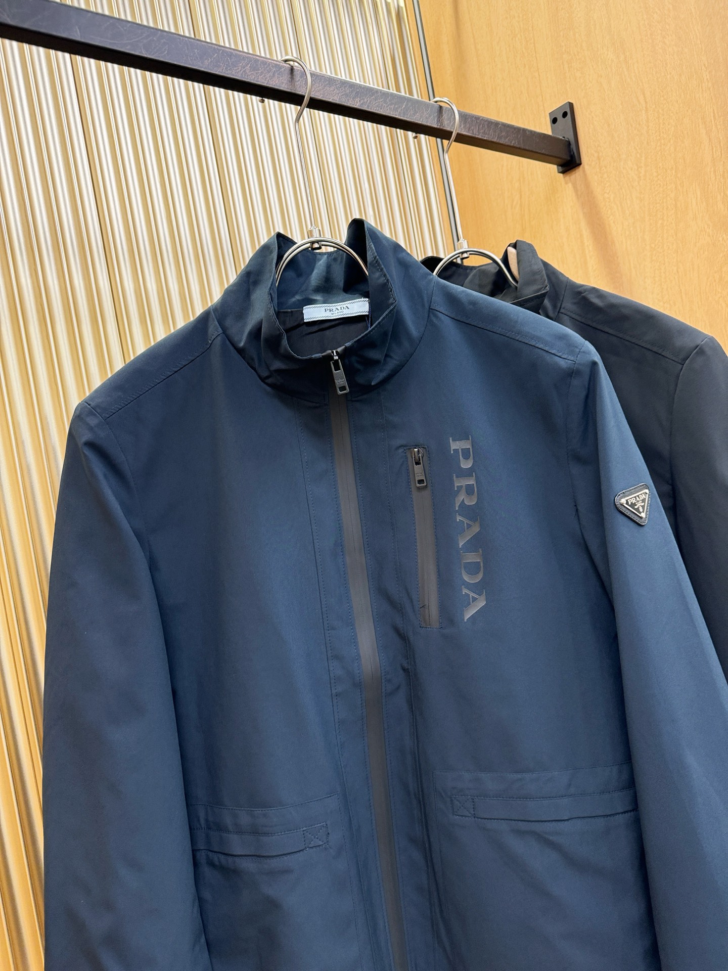 PRADA 普拉达 2025秋冬新款夹克外套，原单狠货 意大利进口面料时尚夹克外套。欧洲专柜同步，上身更