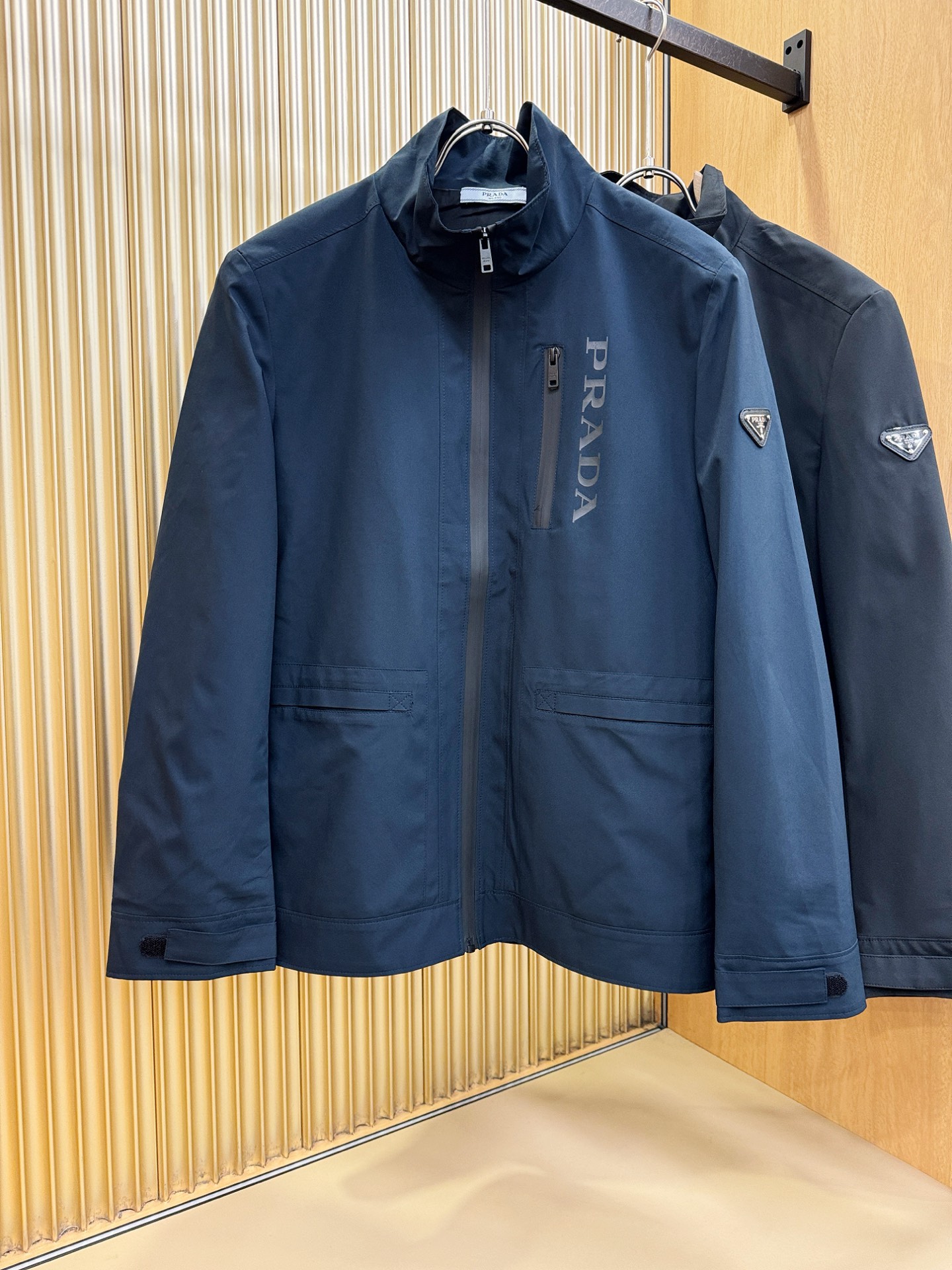 PRADA 普拉达 2025秋冬新款夹克外套，原单狠货 意大利进口面料时尚夹克外套。欧洲专柜同步，上身更