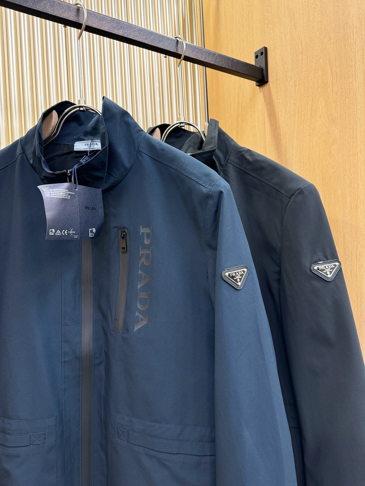 PRADA 普拉达 2025秋冬新款夹克外套，原单狠货 意大利进口面料时尚夹克外套。欧洲专柜同步，上身更