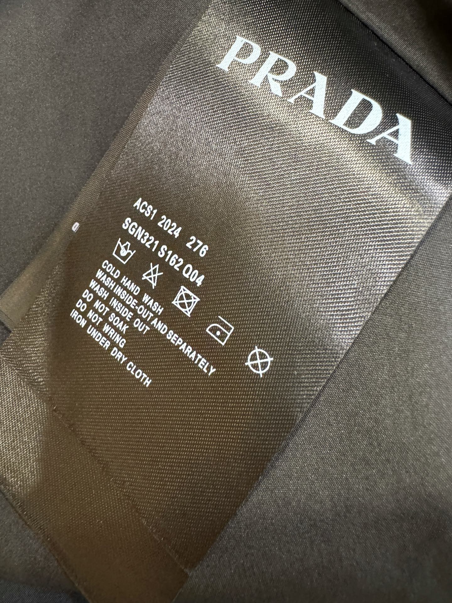 PRADA 普拉达 2025秋冬新款夹克外套，原单狠货 意大利进口面料时尚夹克外套。欧洲专柜同步，上身更