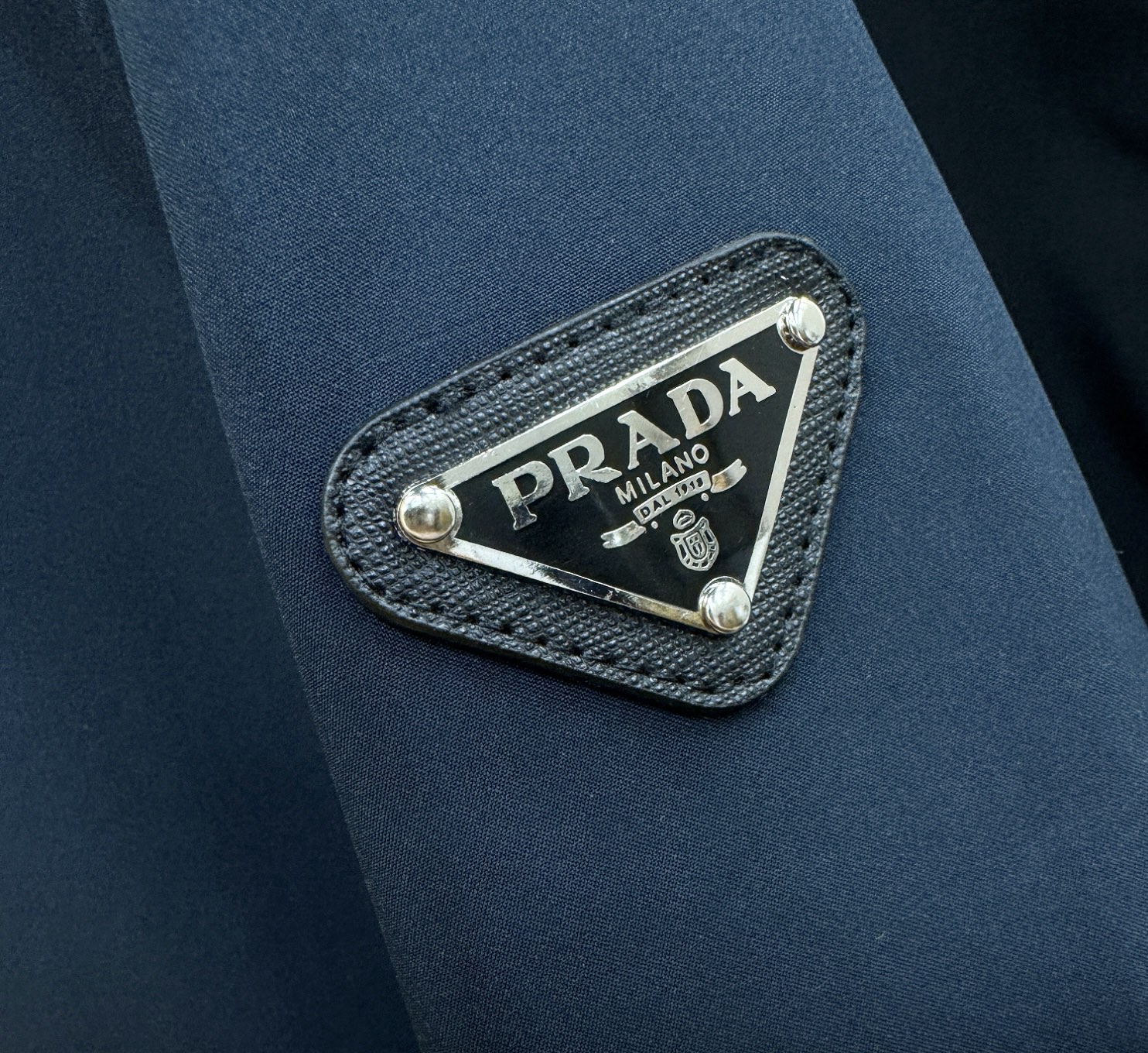 PRADA 普拉达 2025秋冬新款夹克外套，原单狠货 意大利进口面料时尚夹克外套。欧洲专柜同步，上身更