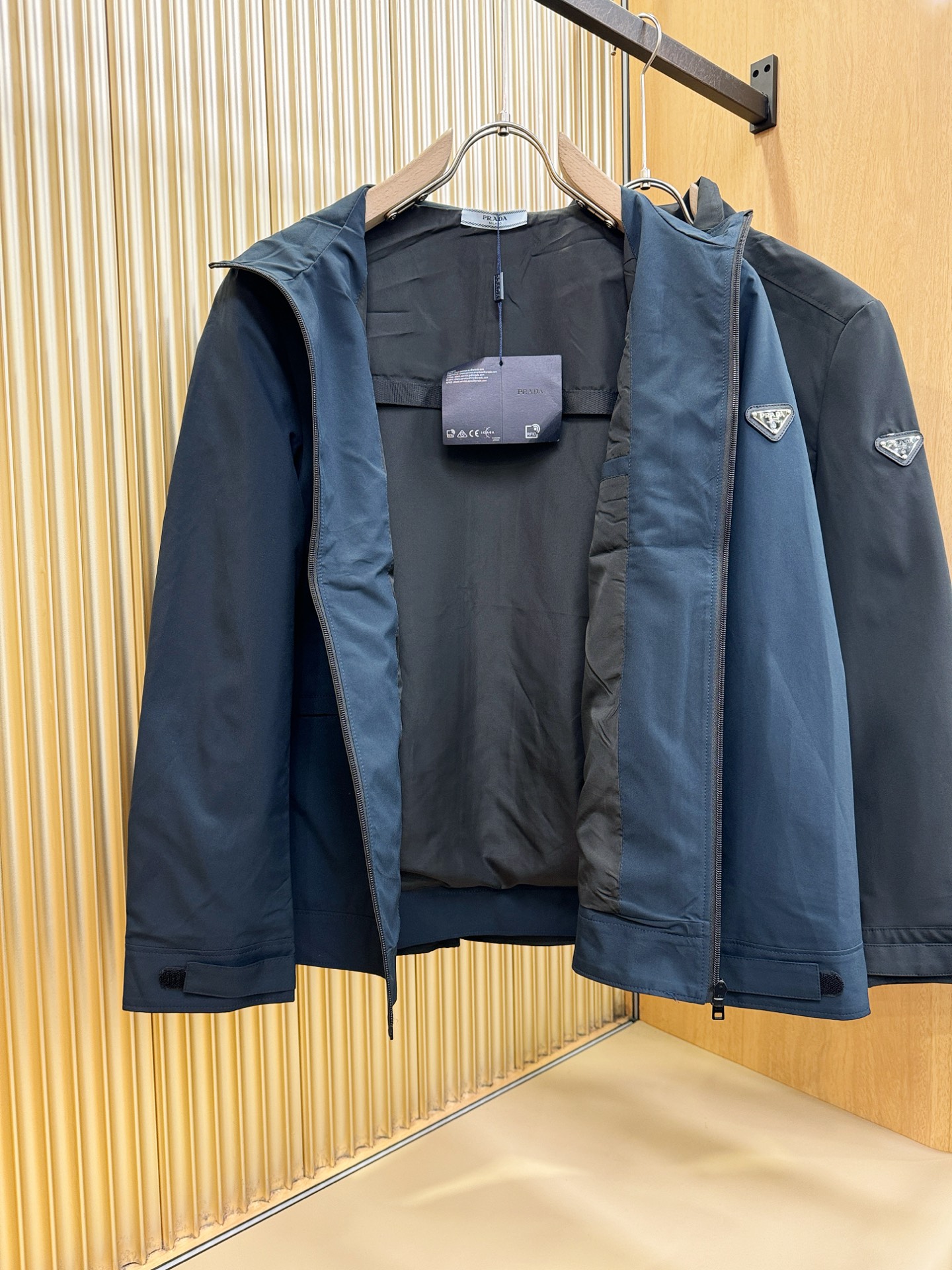 PRADA 普拉达 2025秋冬新款夹克外套，原单狠货 意大利进口面料时尚夹克外套。欧洲专柜同步，上身更