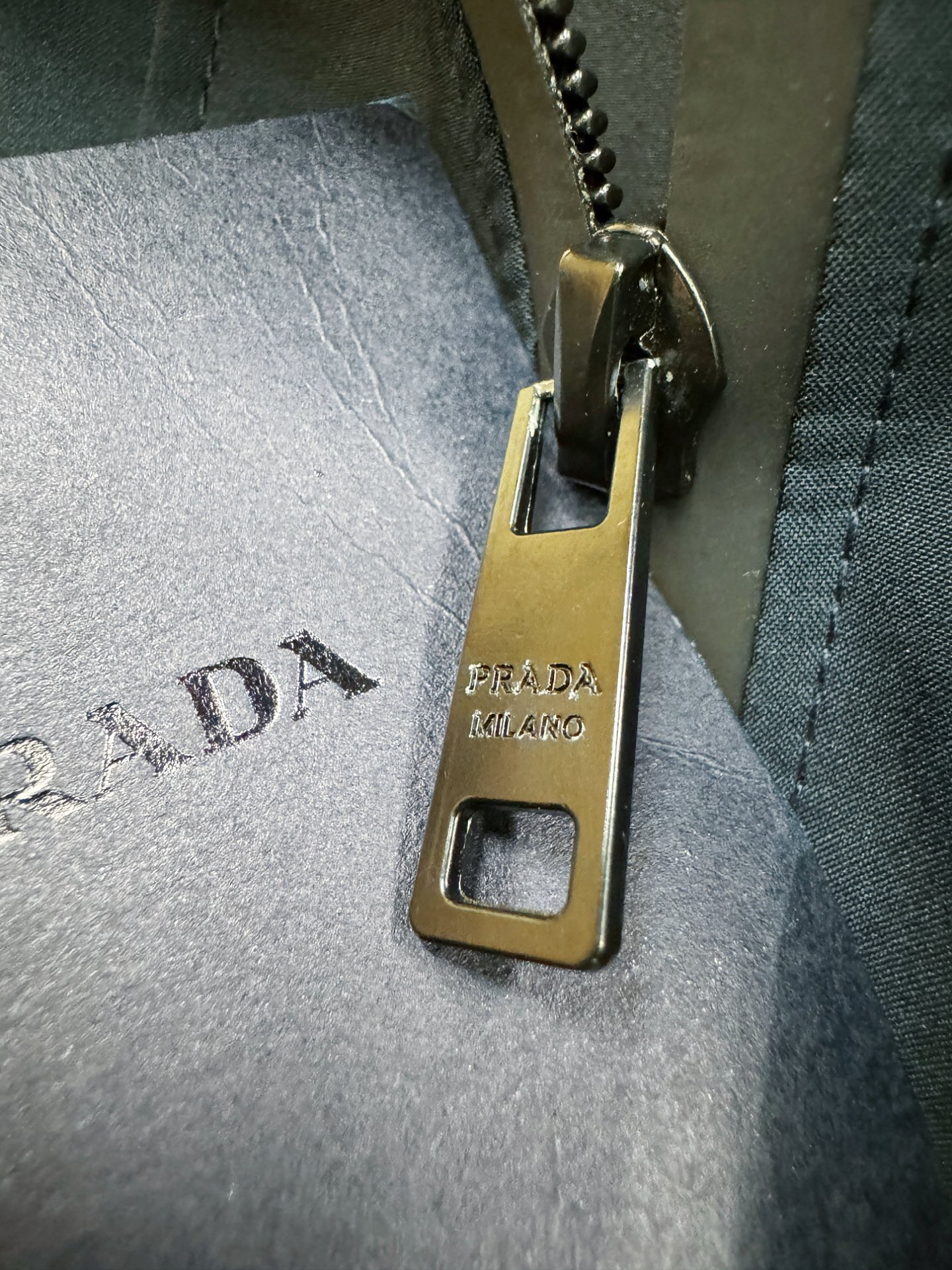 PRADA 普拉达 2025秋冬新款夹克外套，原单狠货 意大利进口面料时尚夹克外套。欧洲专柜同步，上身更
