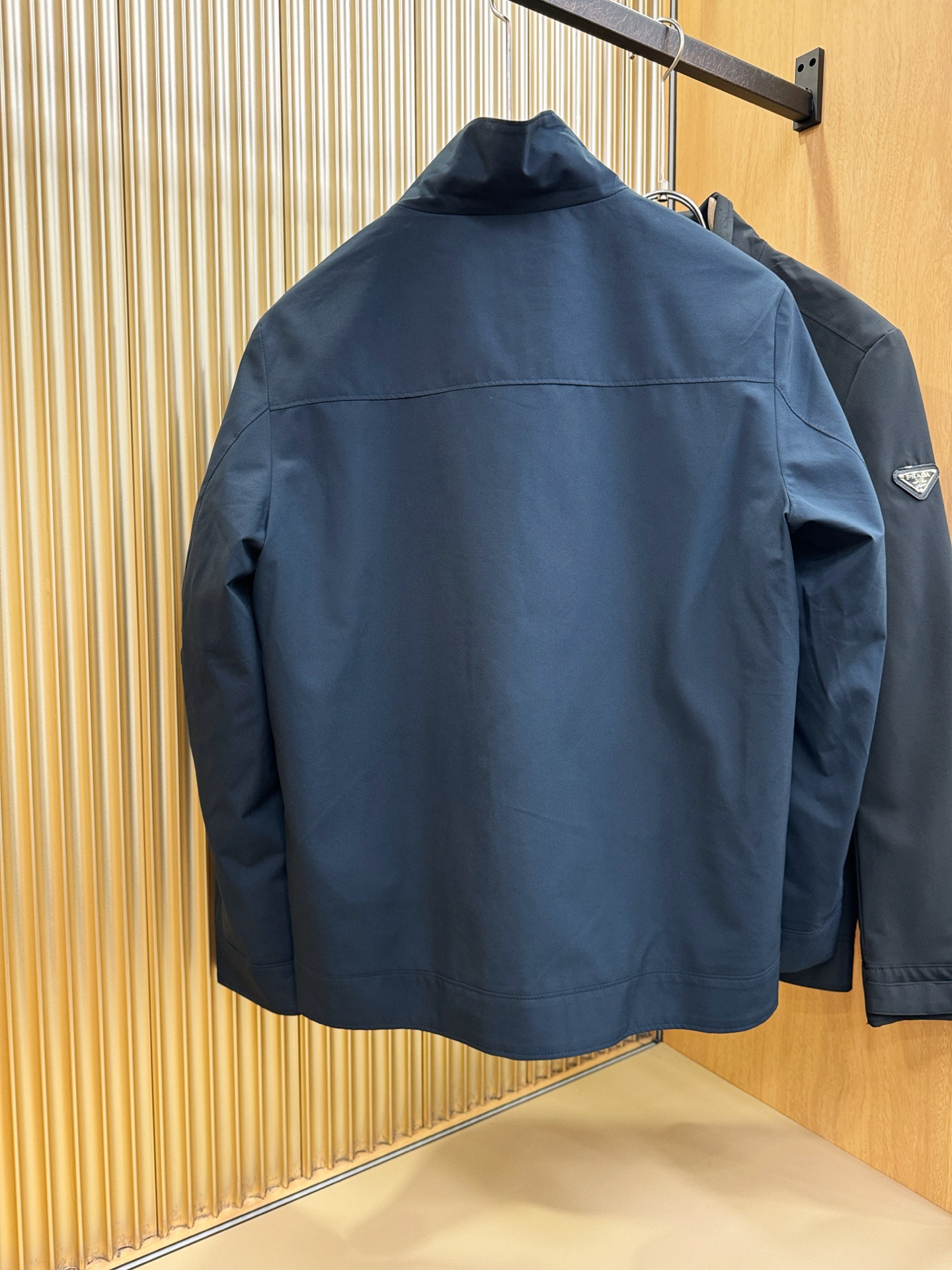 PRADA 普拉达 2025秋冬新款夹克外套，原单狠货 意大利进口面料时尚夹克外套。欧洲专柜同步，上身更