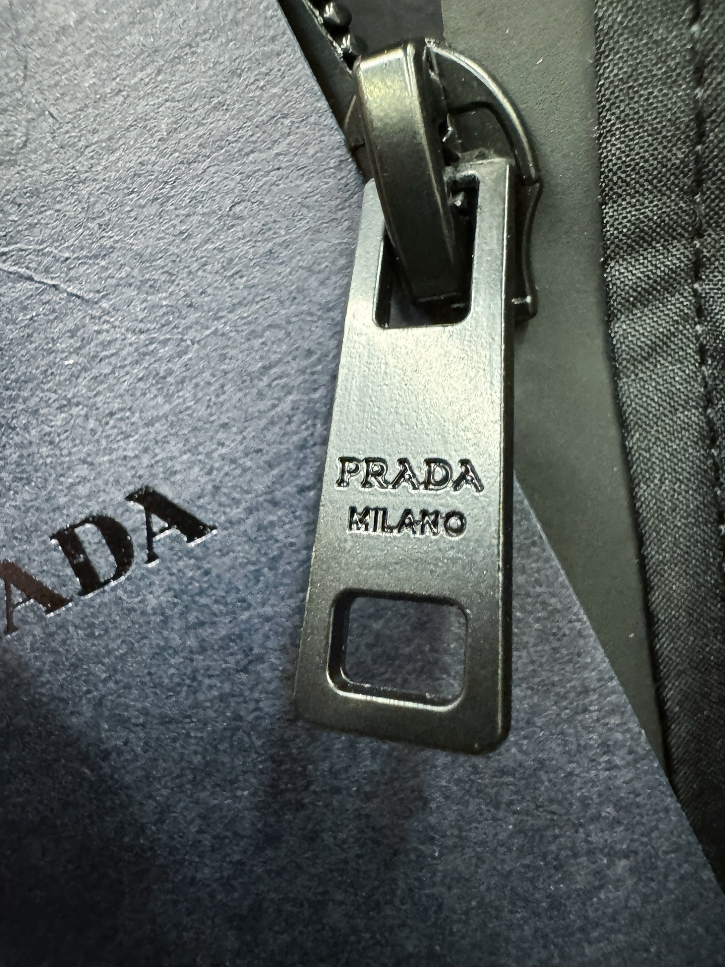 PRADA 普拉达 2025秋冬新款夹克外套，原单狠货 意大利进口面料时尚夹克外套。欧洲专柜同步，上身更