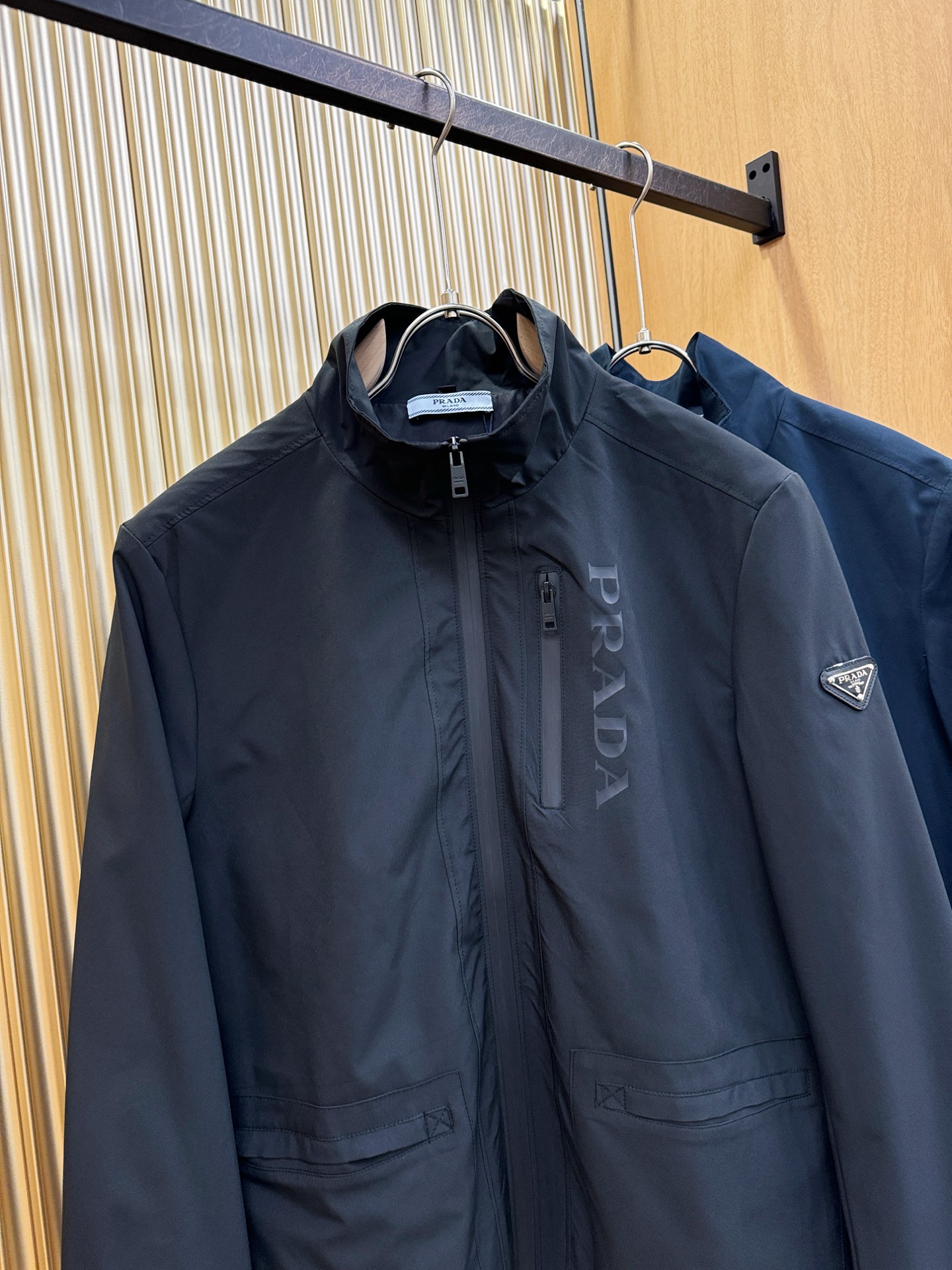 PRADA 普拉达 2025秋冬新款夹克外套，原单狠货 意大利进口面料时尚夹克外套。欧洲专柜同步，上身更