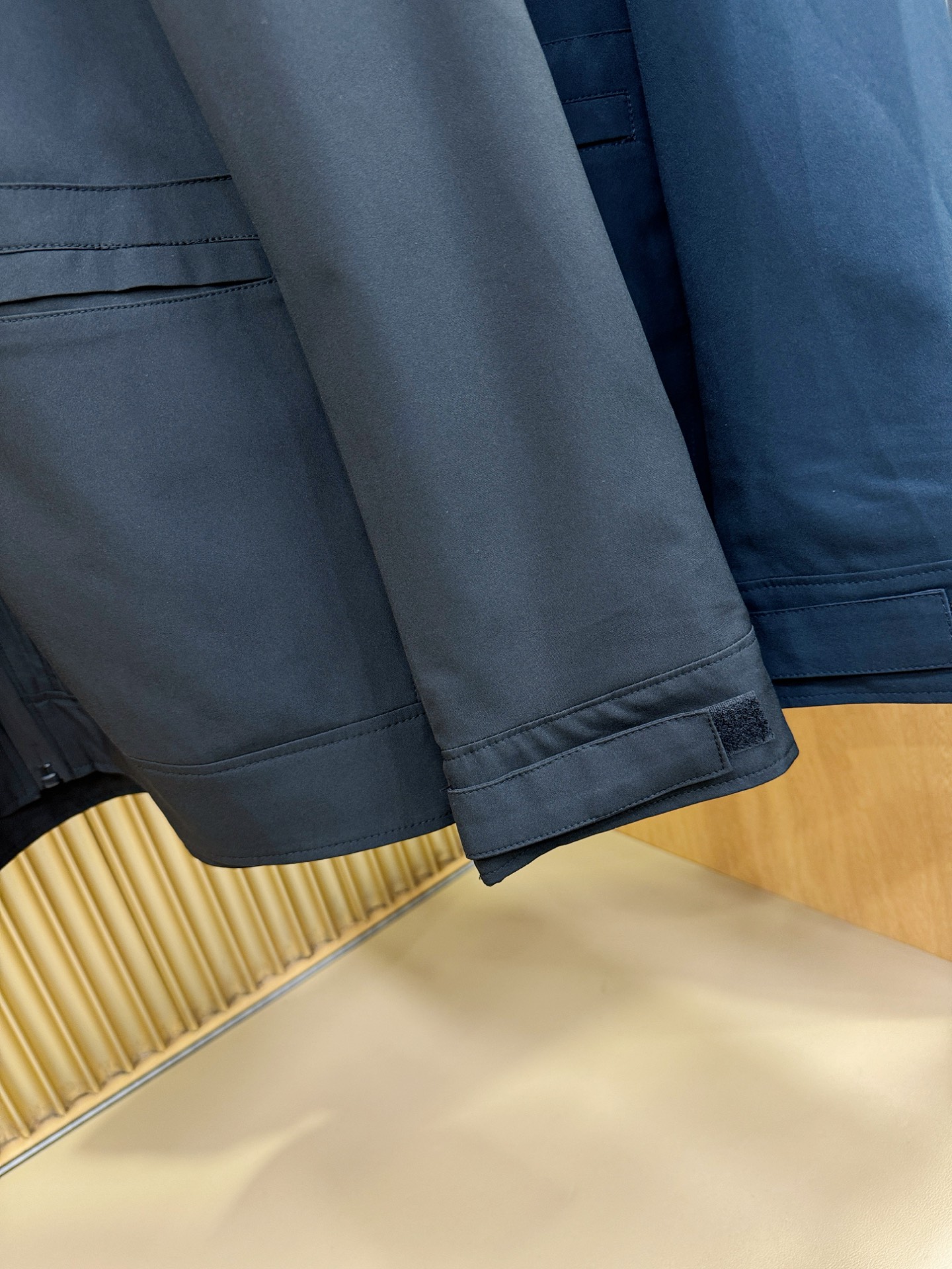 PRADA 普拉达 2025秋冬新款夹克外套，原单狠货 意大利进口面料时尚夹克外套。欧洲专柜同步，上身更