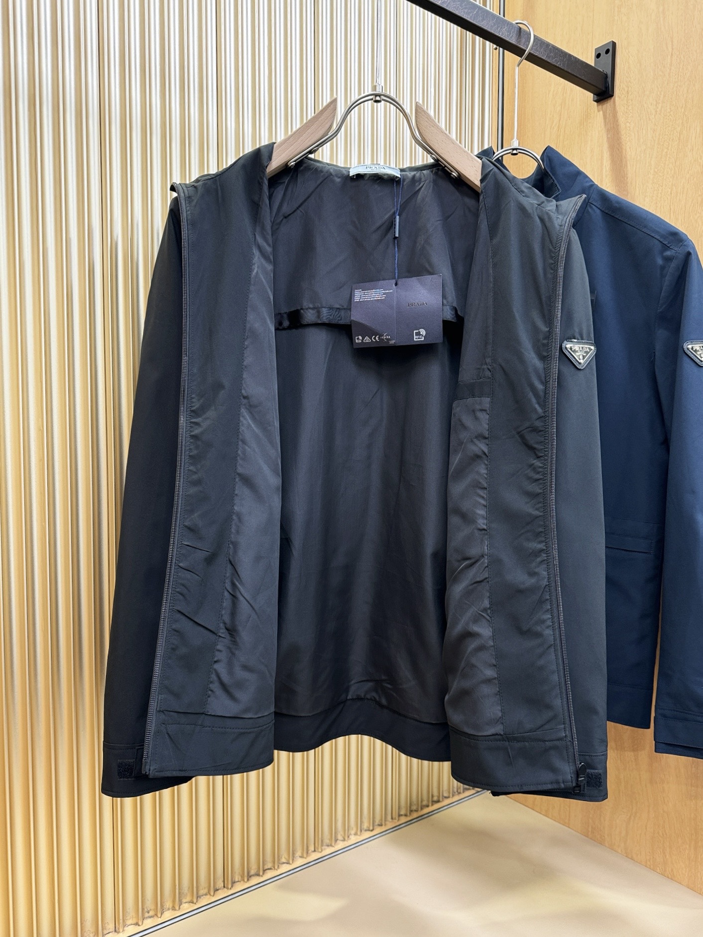 PRADA 普拉达 2025秋冬新款夹克外套，原单狠货 意大利进口面料时尚夹克外套。欧洲专柜同步，上身更