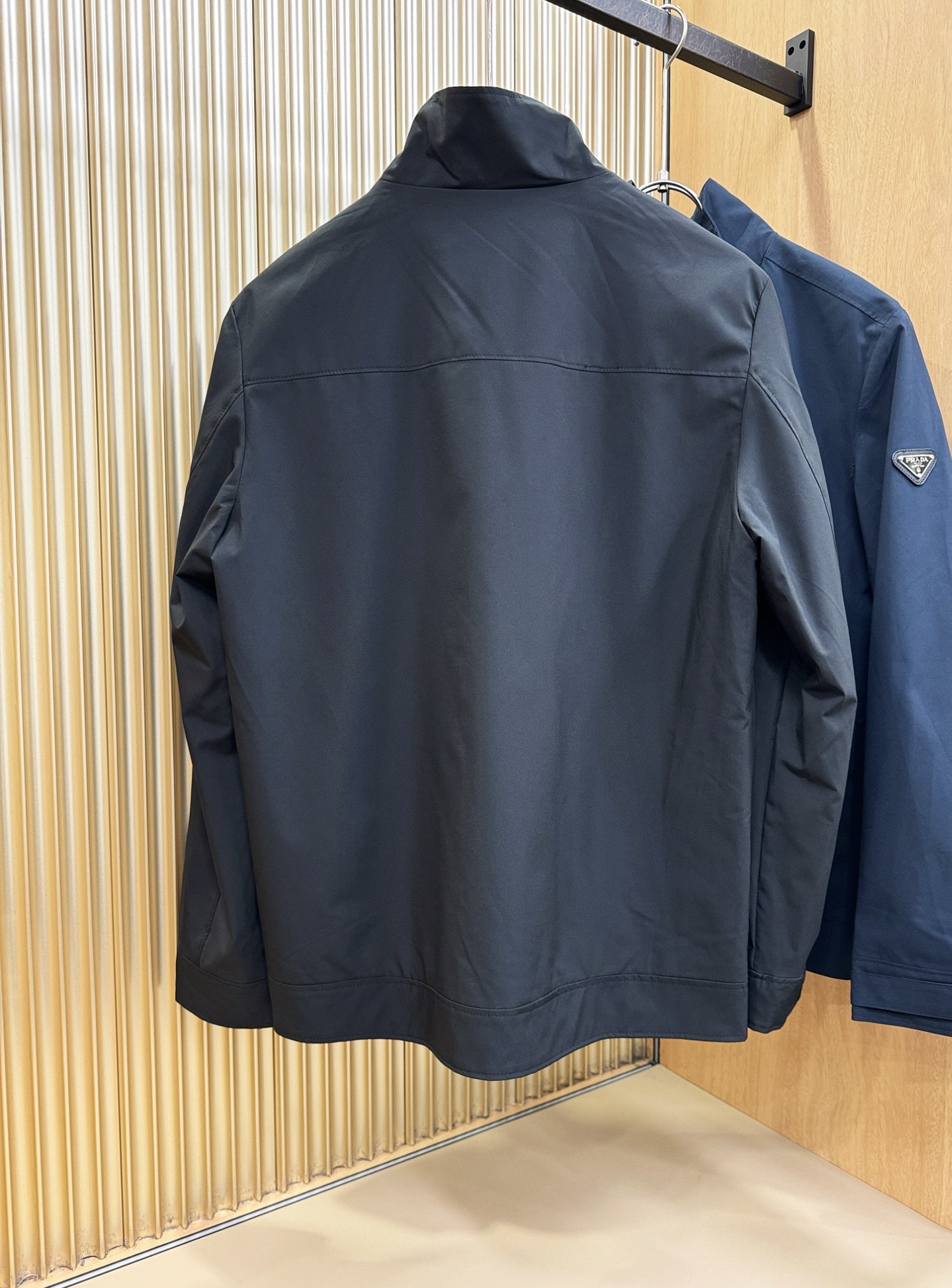 PRADA 普拉达 2025秋冬新款夹克外套，原单狠货 意大利进口面料时尚夹克外套。欧洲专柜同步，上身更