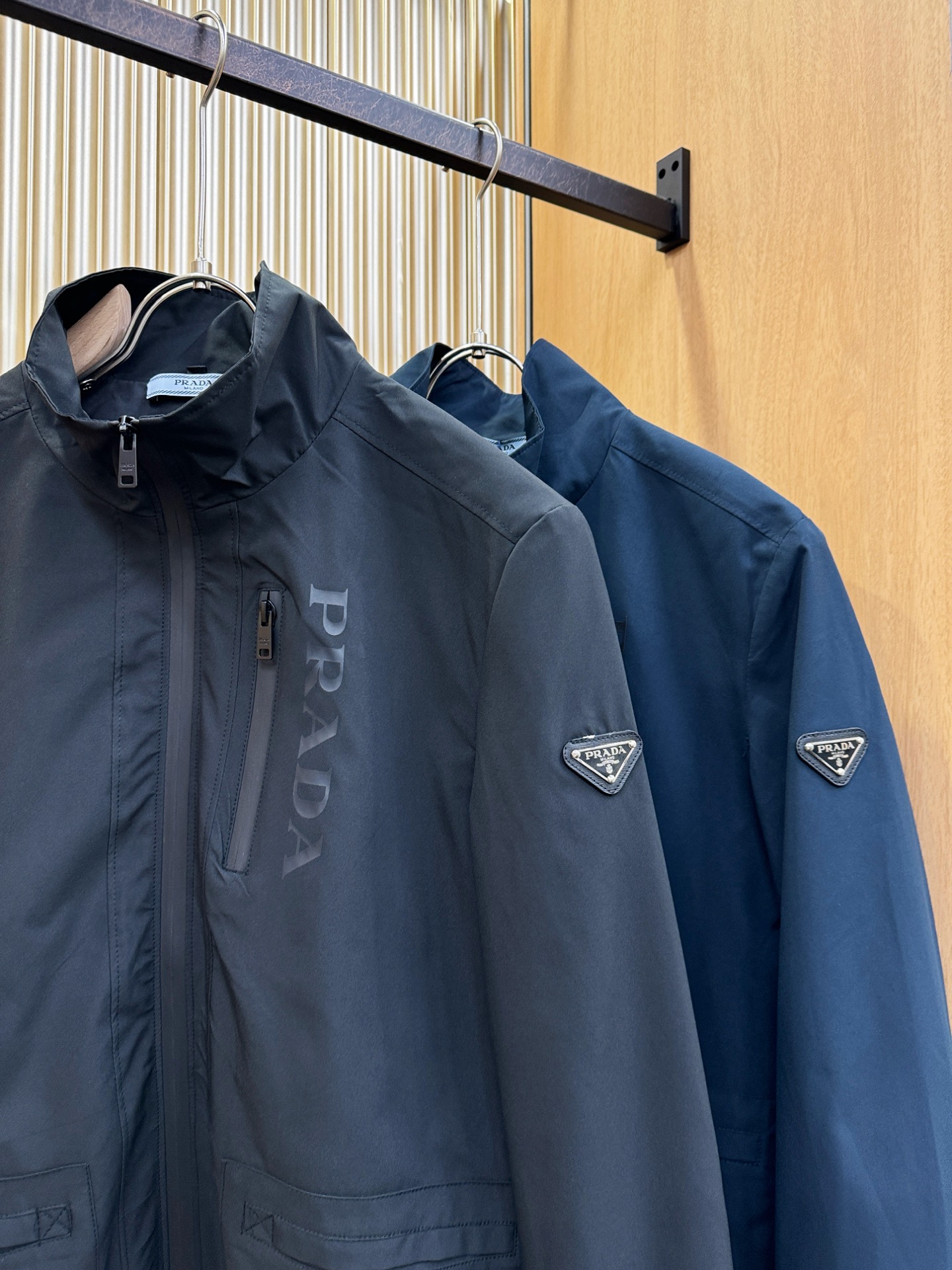 PRADA 普拉达 2025秋冬新款夹克外套，原单狠货 意大利进口面料时尚夹克外套。欧洲专柜同步，上身更