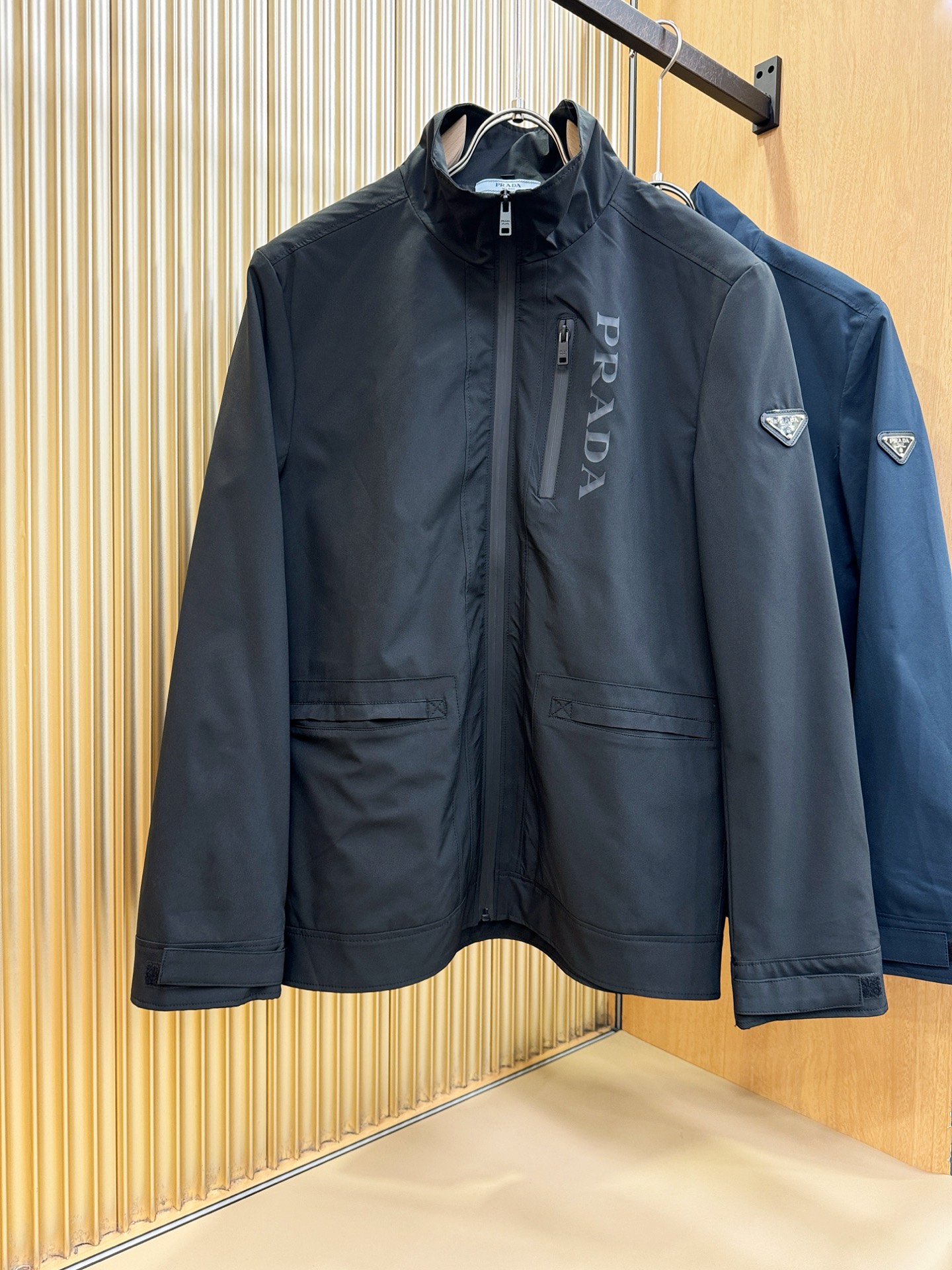PRADA 普拉达 2025秋冬新款夹克外套，原单狠货 意大利进口面料时尚夹克外套。欧洲专柜同步，上身更