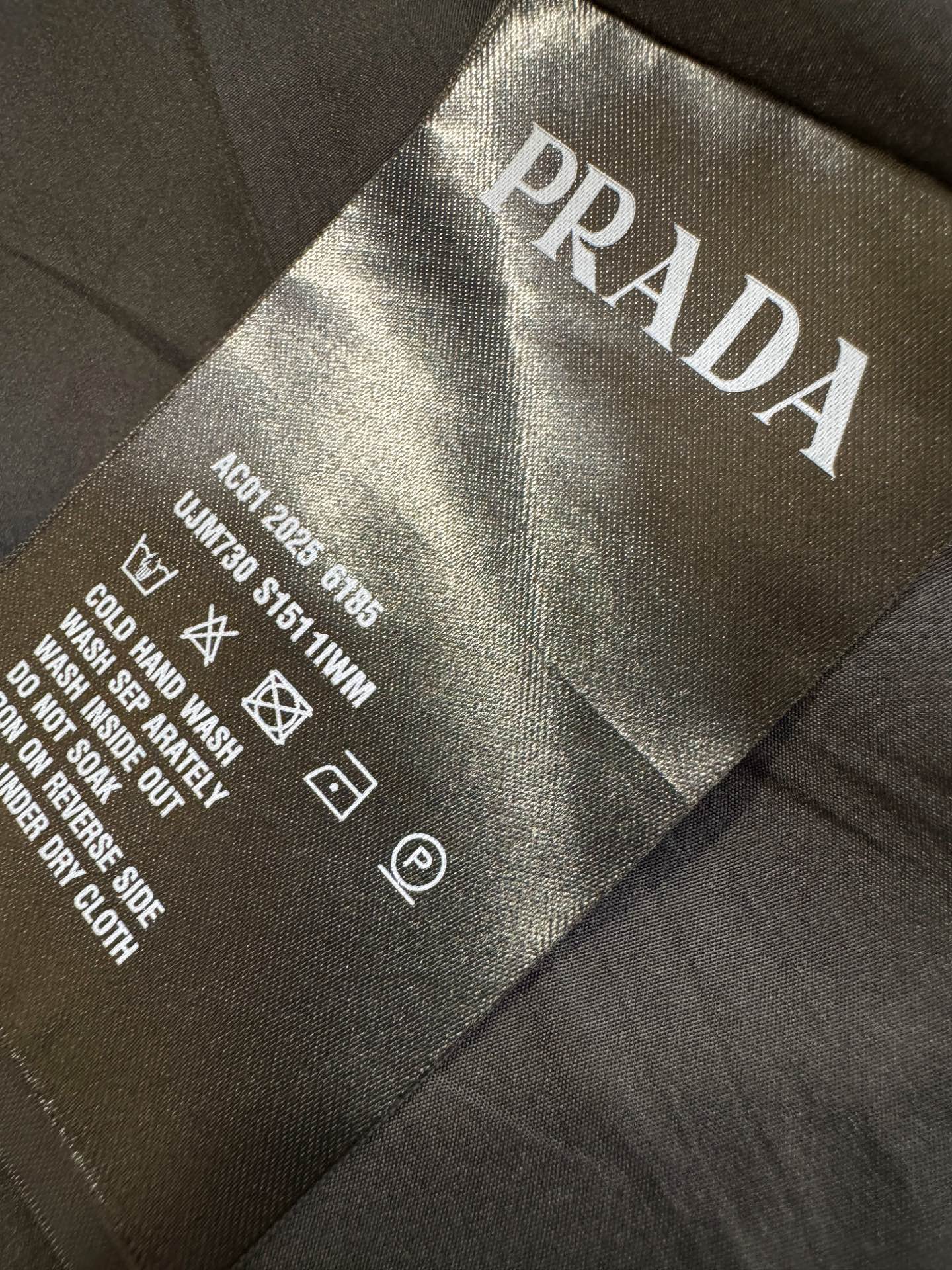 PRADA 普拉达 2025秋冬新款夹克外套，原单狠货 意大利进口面料时尚夹克外套。欧洲专柜同步，上身更