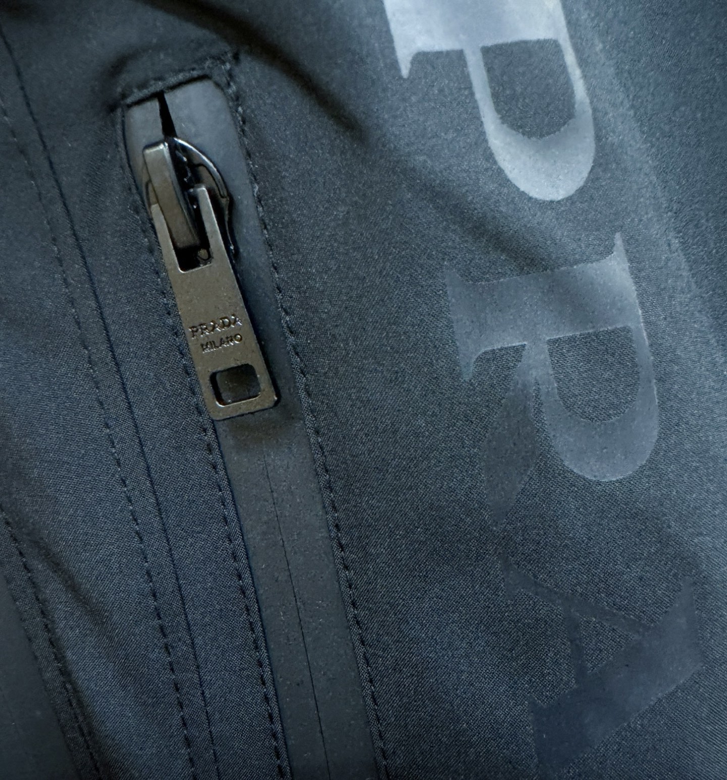 PRADA 普拉达 2025秋冬新款夹克外套，原单狠货 意大利进口面料时尚夹克外套。欧洲专柜同步，上身更