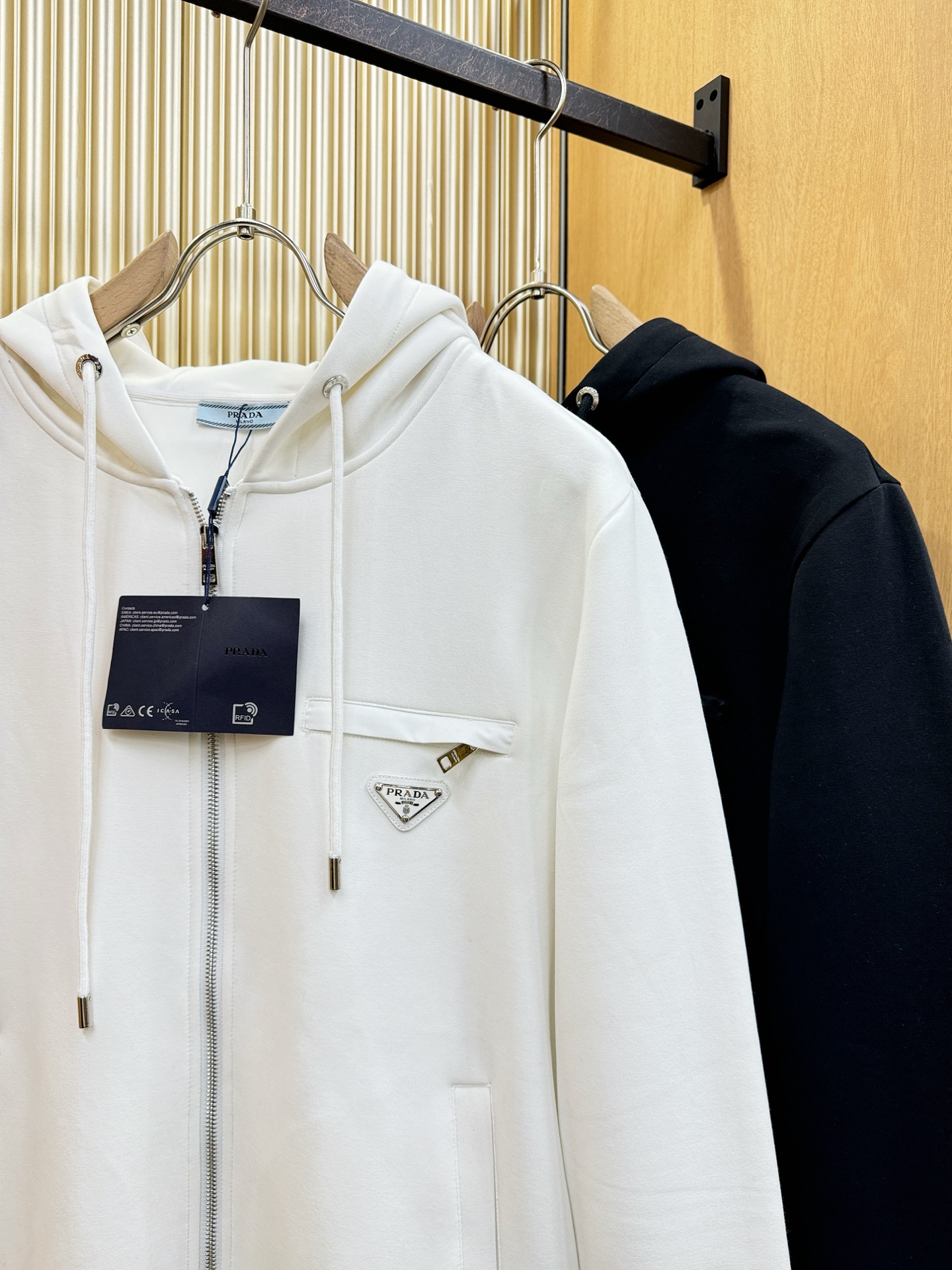 PRADA 普拉达 2025秋冬新款外套开衫，原单狠货 开衫。欧洲专柜同步，上身更随意大方，专柜原版五金