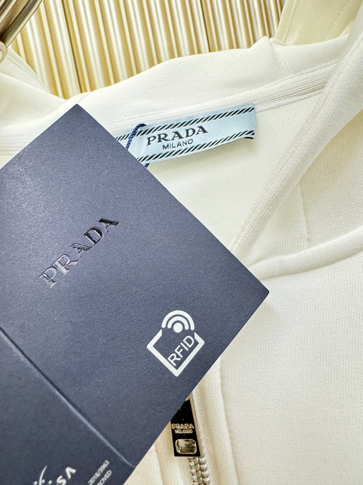 PRADA 普拉达 2025秋冬新款外套开衫，原单狠货 开衫。欧洲专柜同步，上身更随意大方，专柜原版五金