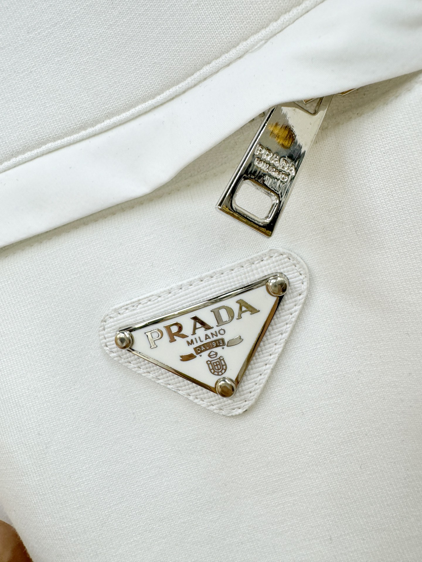 PRADA 普拉达 2025秋冬新款外套开衫，原单狠货 开衫。欧洲专柜同步，上身更随意大方，专柜原版五金