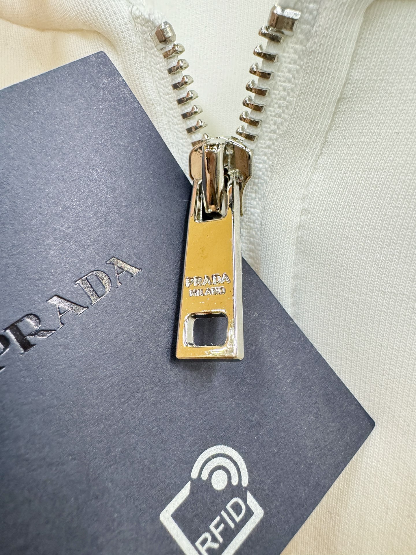 PRADA 普拉达 2025秋冬新款外套开衫，原单狠货 开衫。欧洲专柜同步，上身更随意大方，专柜原版五金