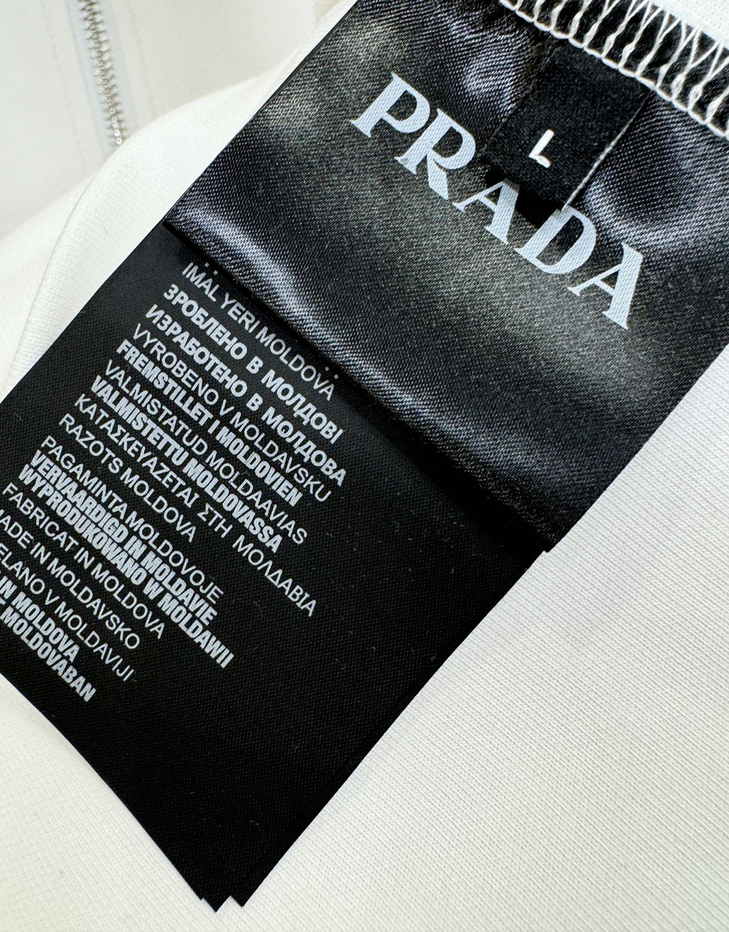 PRADA 普拉达 2025秋冬新款外套开衫，原单狠货 开衫。欧洲专柜同步，上身更随意大方，专柜原版五金