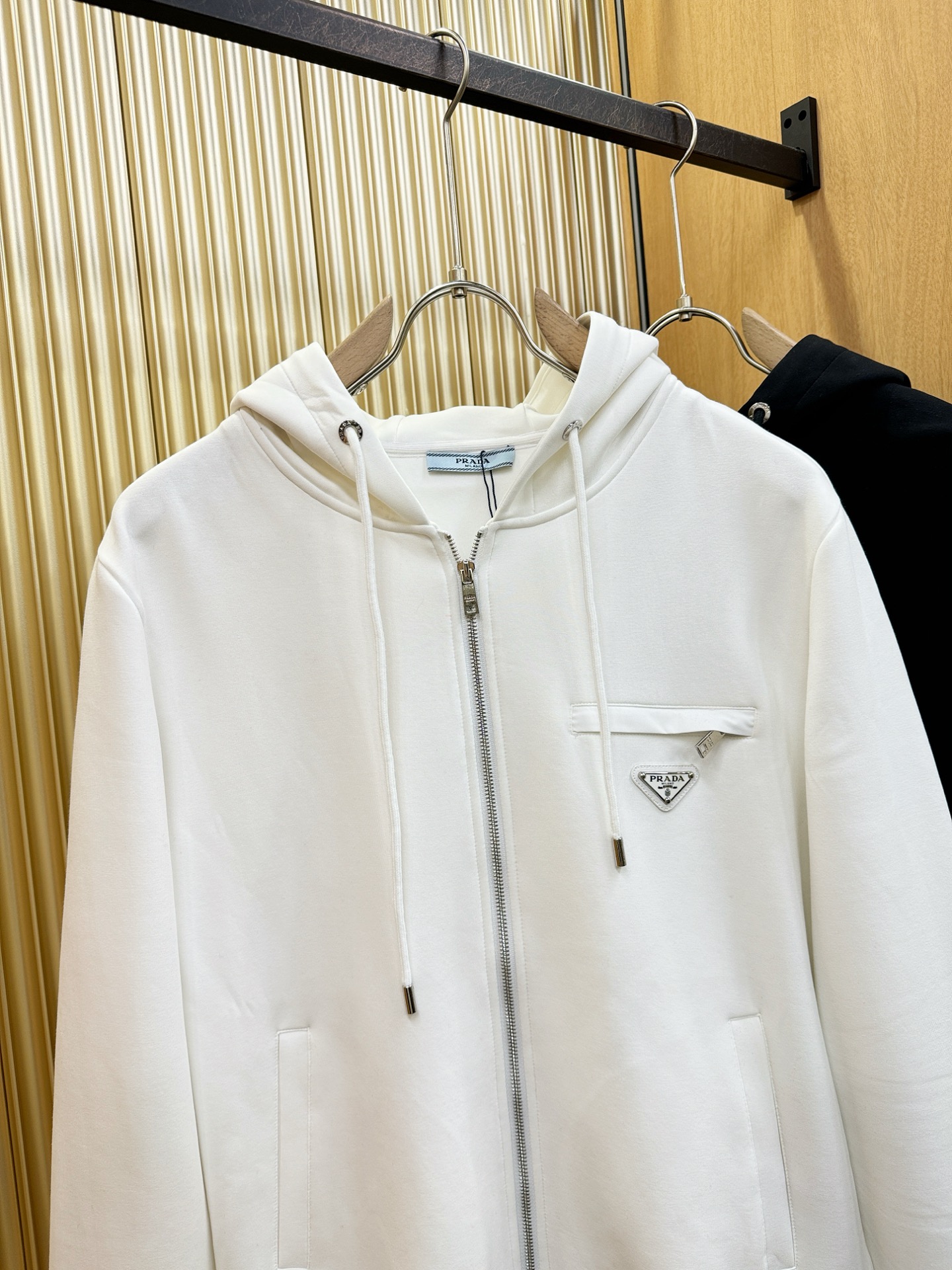 PRADA 普拉达 2025秋冬新款外套开衫，原单狠货 开衫。欧洲专柜同步，上身更随意大方，专柜原版五金