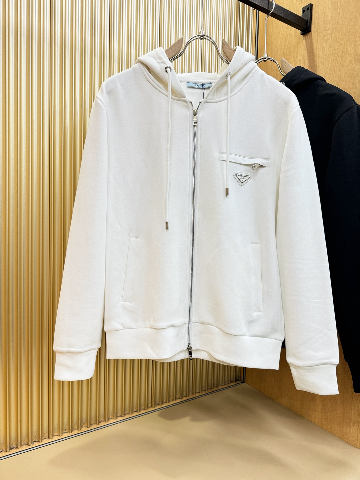 PRADA 普拉达 2025秋冬新款外套开衫，原单狠货 开衫。欧洲专柜同步，上身更随意大方，专柜原版五金