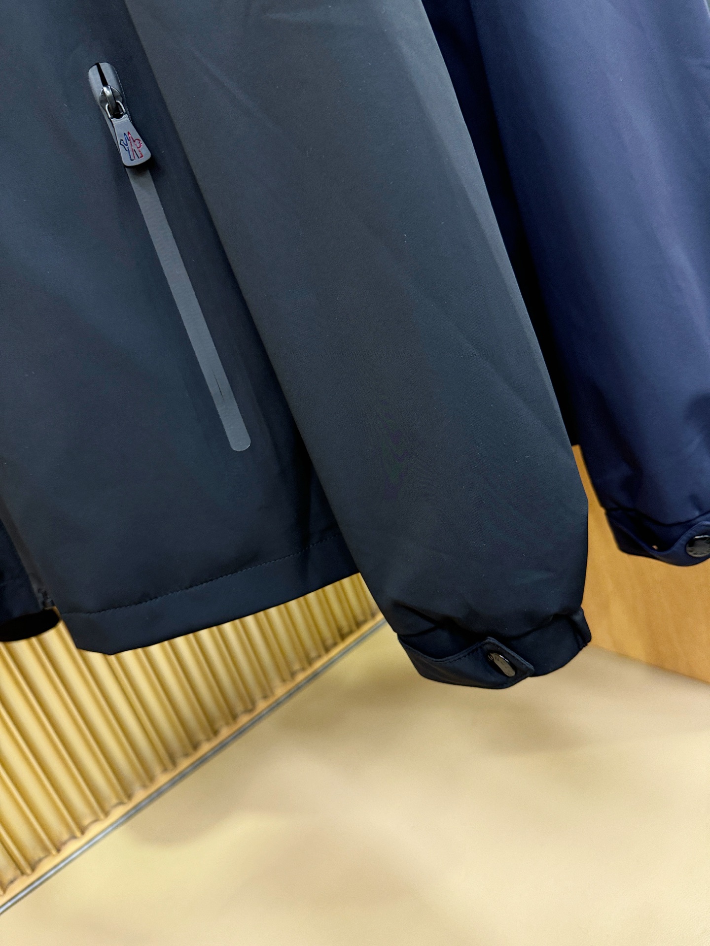 Moncler蒙口 2025秋冬新款夹克外套，原单狠货 意大利进口面料时尚夹克外套。欧洲专柜同步，上身更