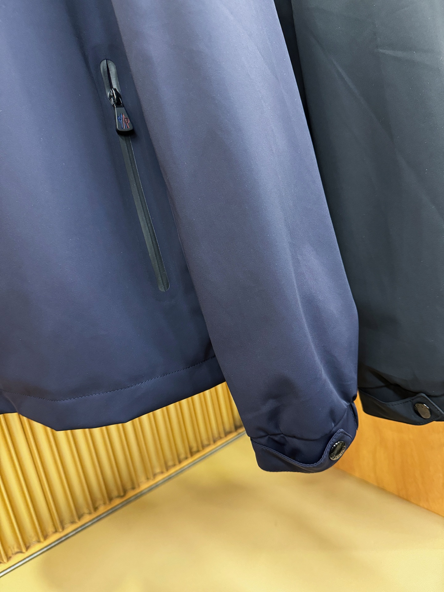 Moncler蒙口 2025秋冬新款夹克外套，原单狠货 意大利进口面料时尚夹克外套。欧洲专柜同步，上身更